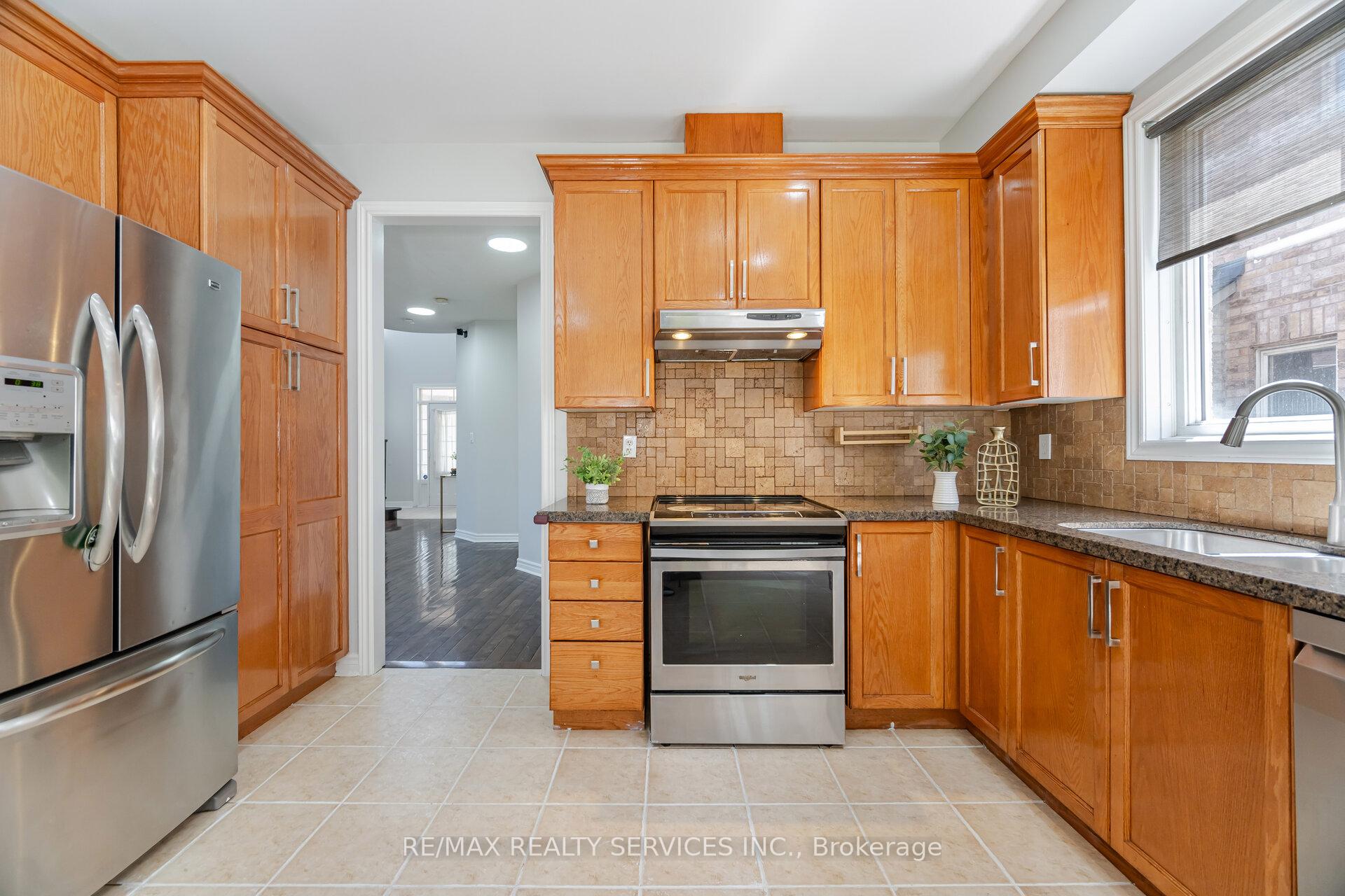 Photo 9 of 69 Harbourtown Crescent, Brampton, Madoc — HOMEH