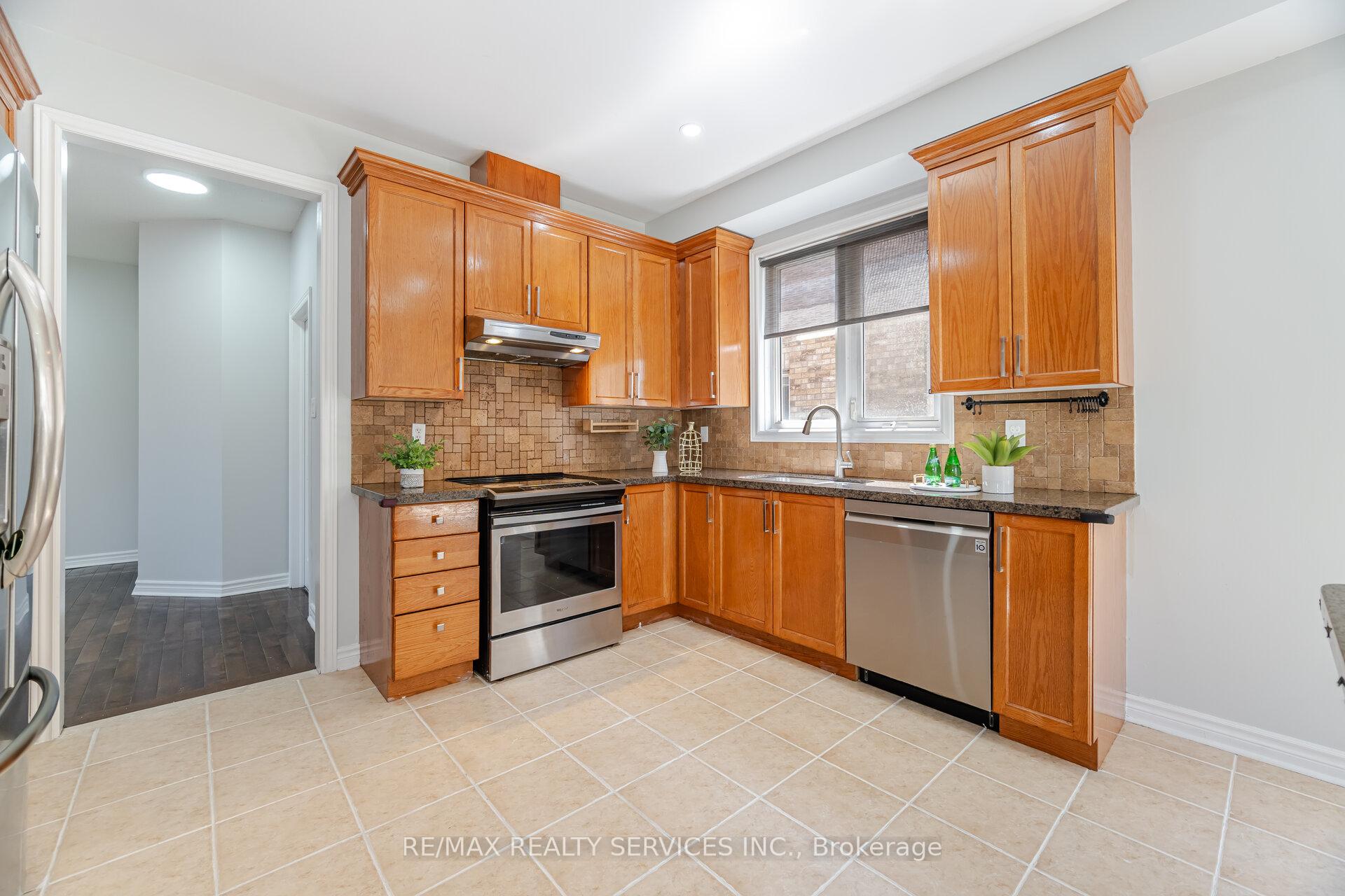 Photo 10 of 69 Harbourtown Crescent, Brampton, Madoc — HOMEH