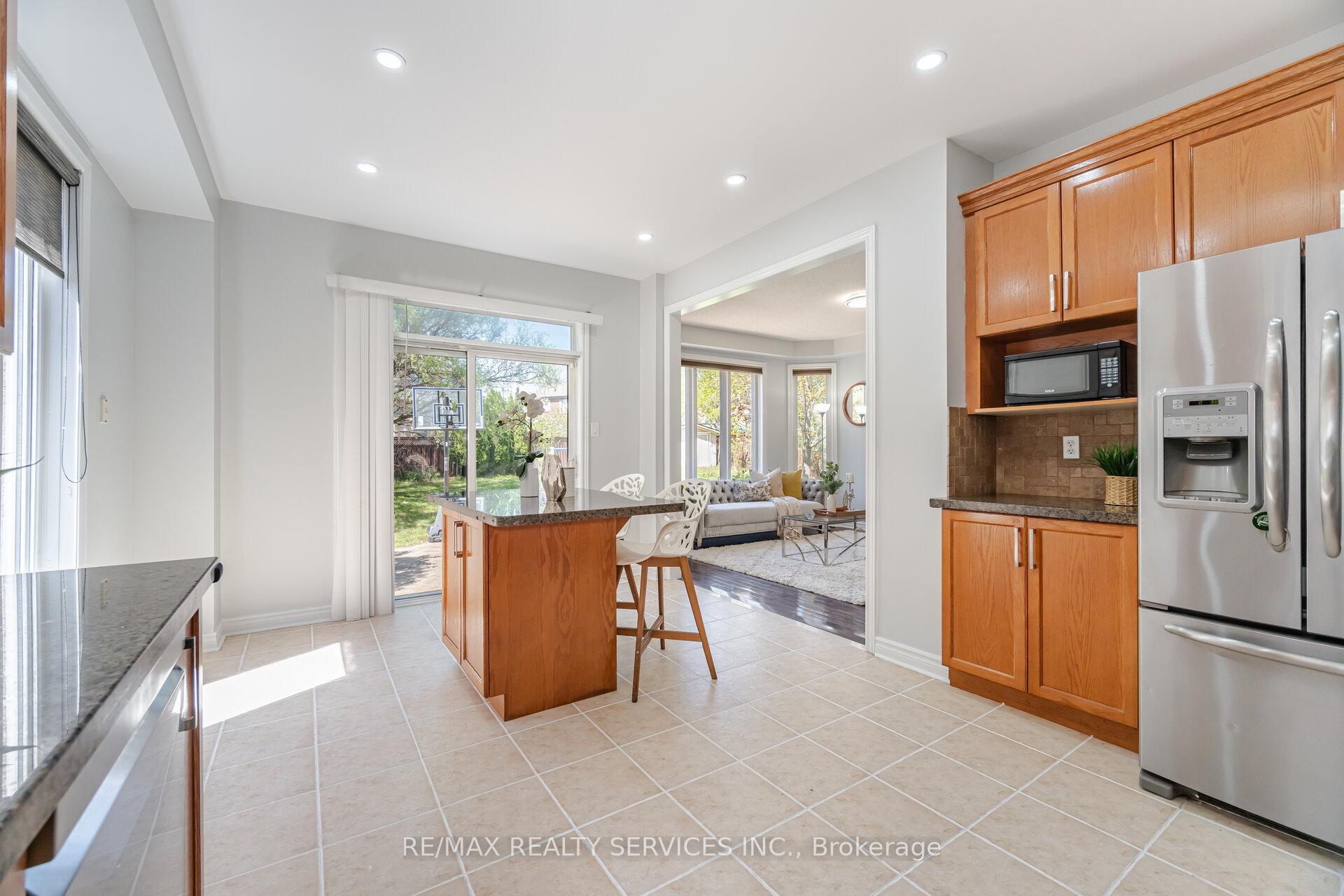 Photo 11 of 69 Harbourtown Crescent, Brampton, Madoc — HOMEH