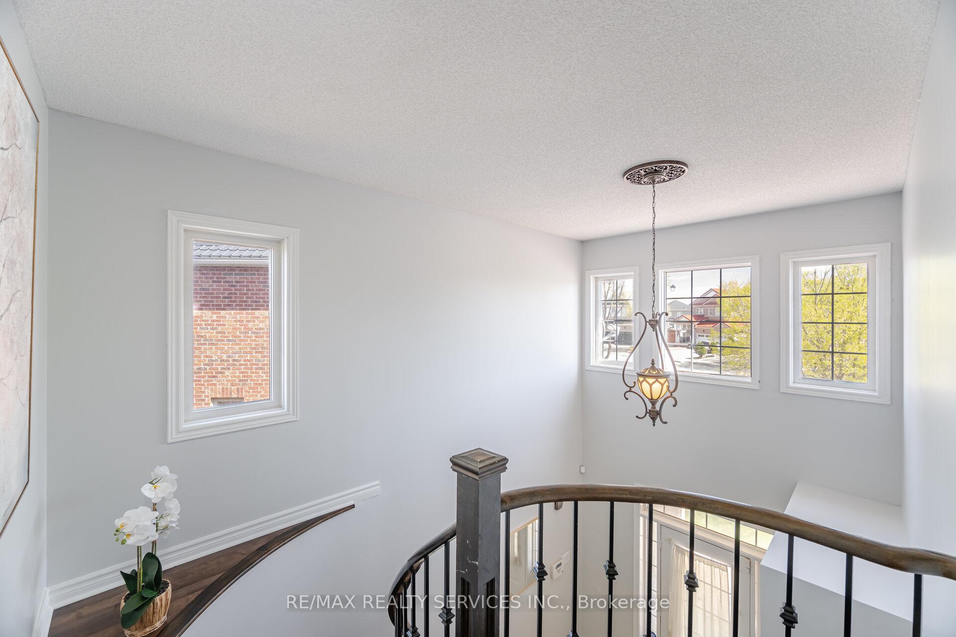 Photo 20 of 69 Harbourtown Crescent, Brampton, Madoc — HOMEH