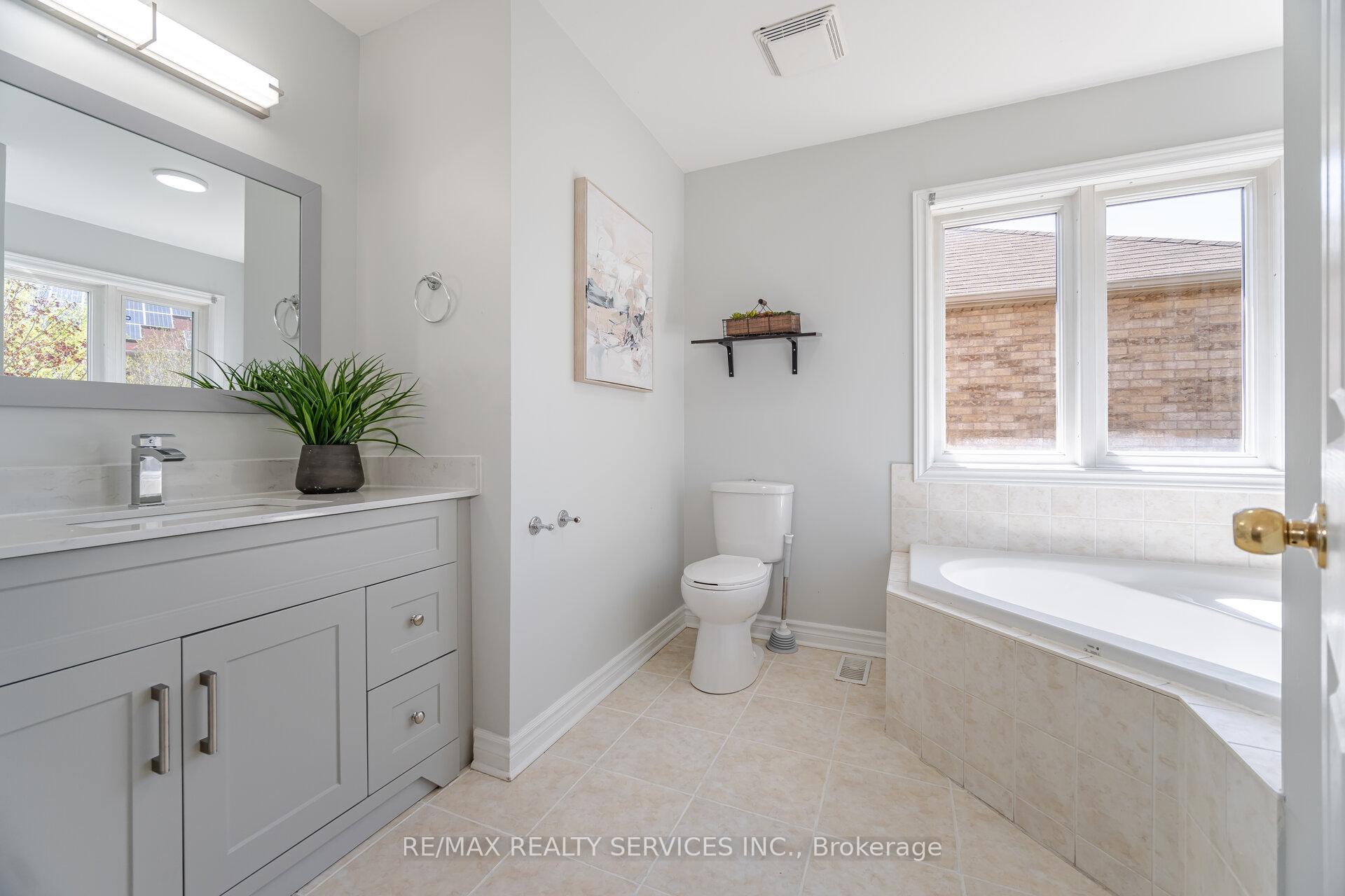 Photo 26 of 69 Harbourtown Crescent, Brampton, Madoc — HOMEH