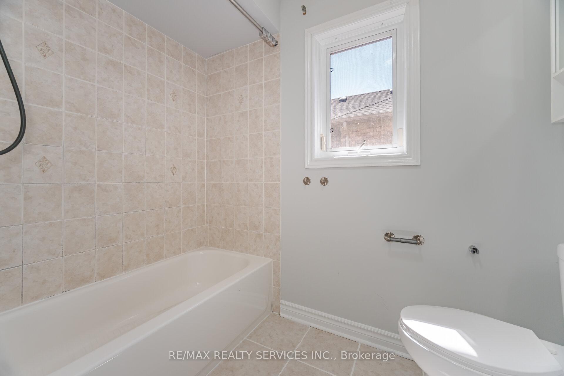 Photo 36 of 69 Harbourtown Crescent, Brampton, Madoc — HOMEH