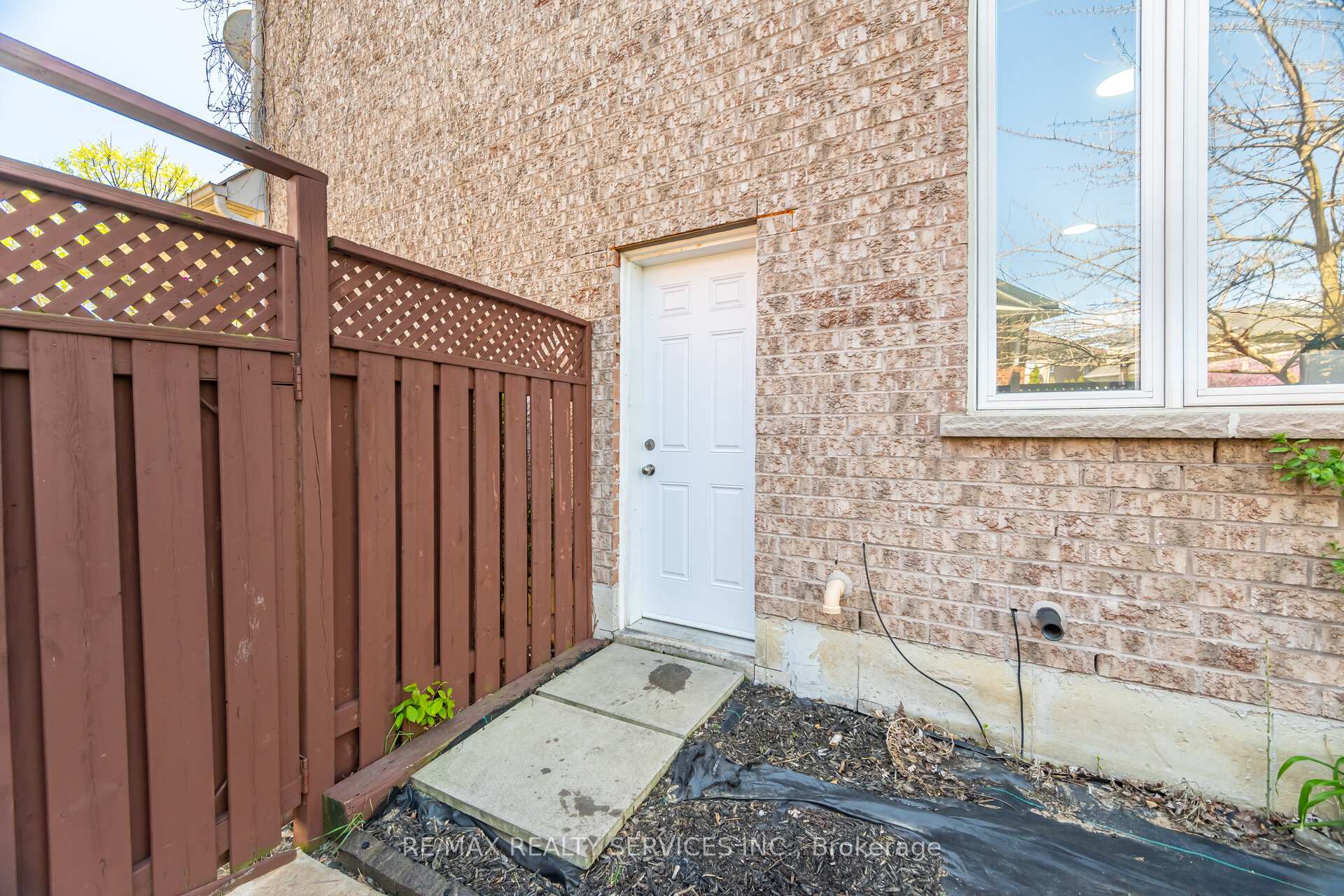 Photo 37 of 69 Harbourtown Crescent, Brampton, Madoc — HOMEH