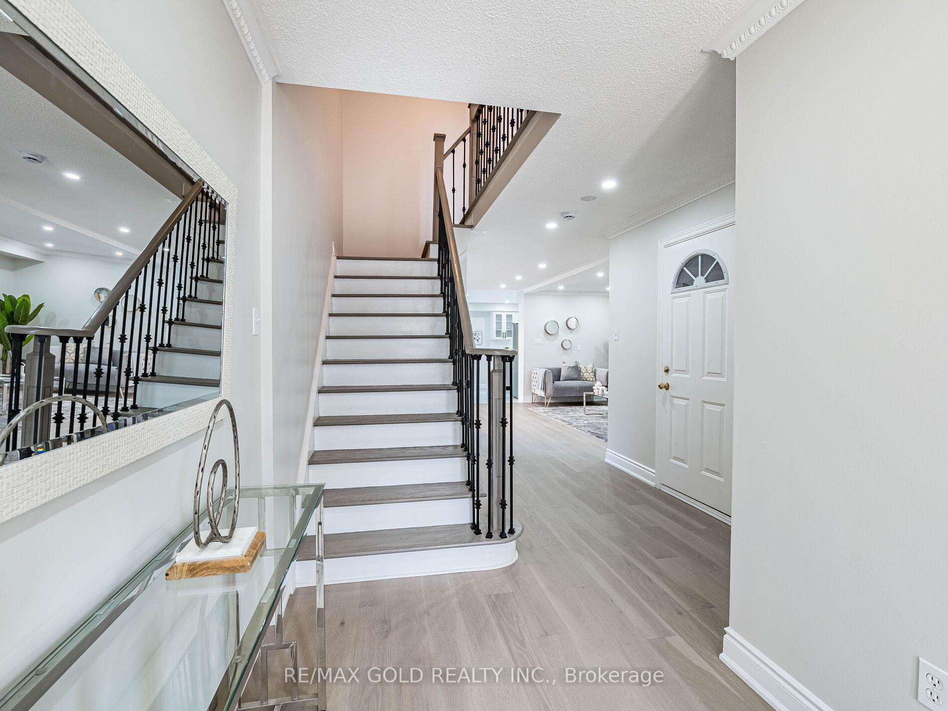 Photo 5 of 105 Woodhaven Drive, Brampton, Fletcher's Meadow — HOMEH