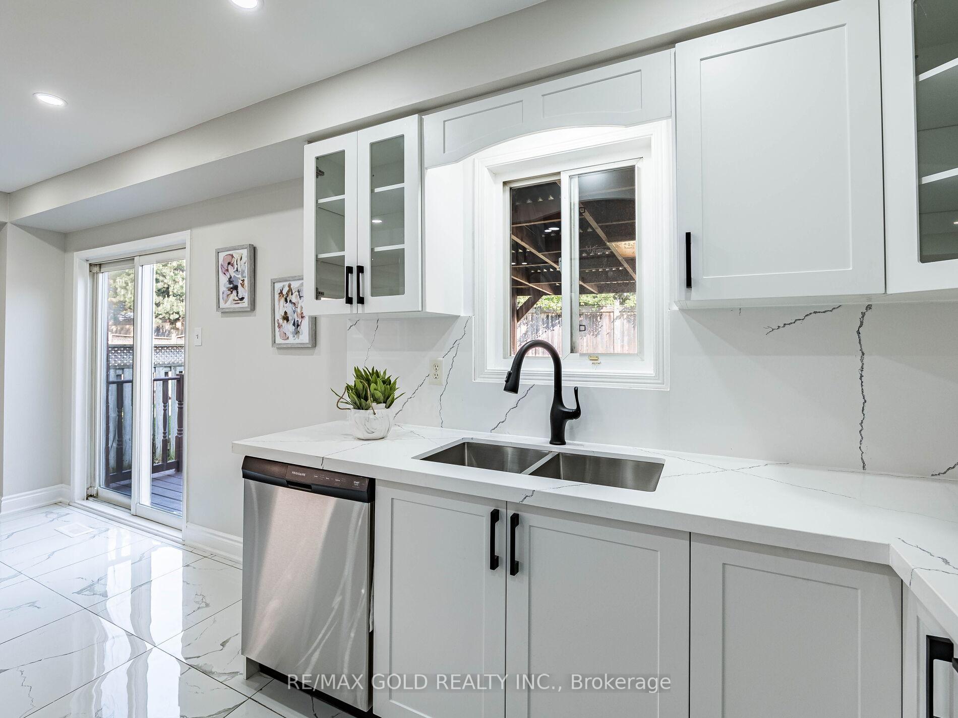 Photo 8 of 105 Woodhaven Drive, Brampton, Fletcher's Meadow — HOMEH