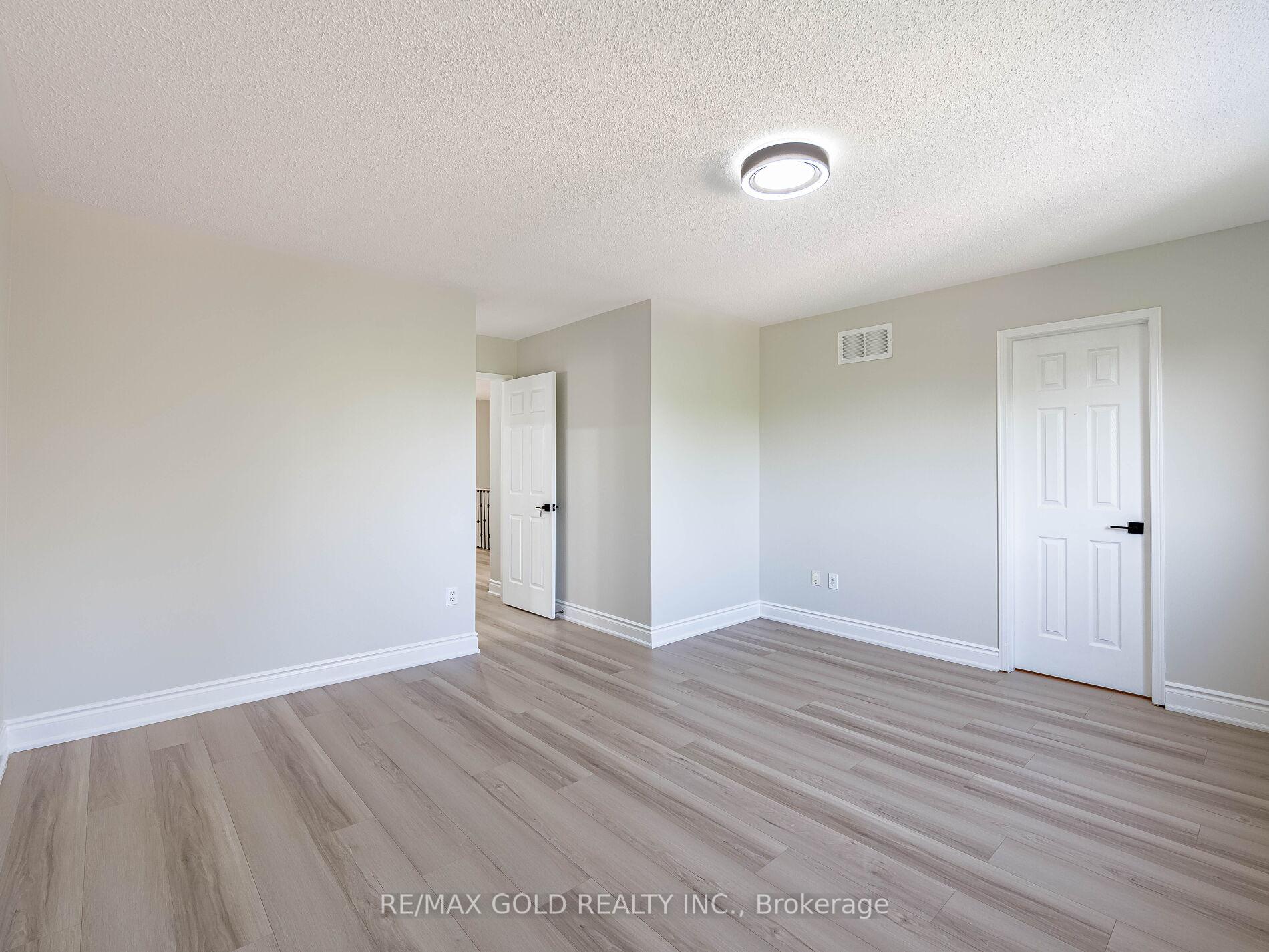 Photo 12 of 105 Woodhaven Drive, Brampton, Fletcher's Meadow — HOMEH