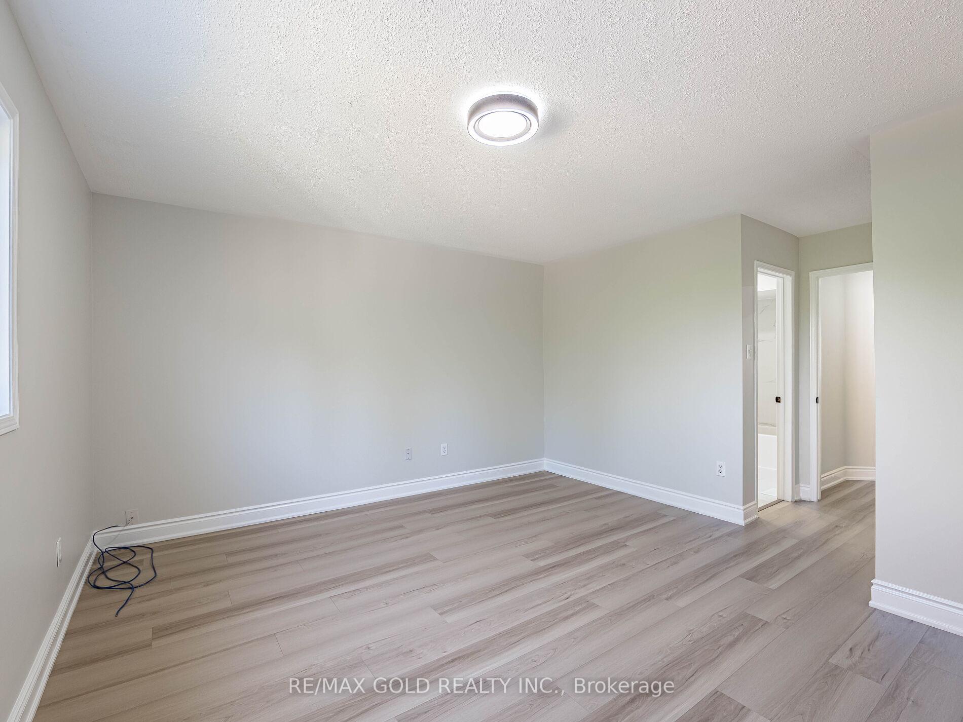 Photo 14 of 105 Woodhaven Drive, Brampton, Fletcher's Meadow — HOMEH