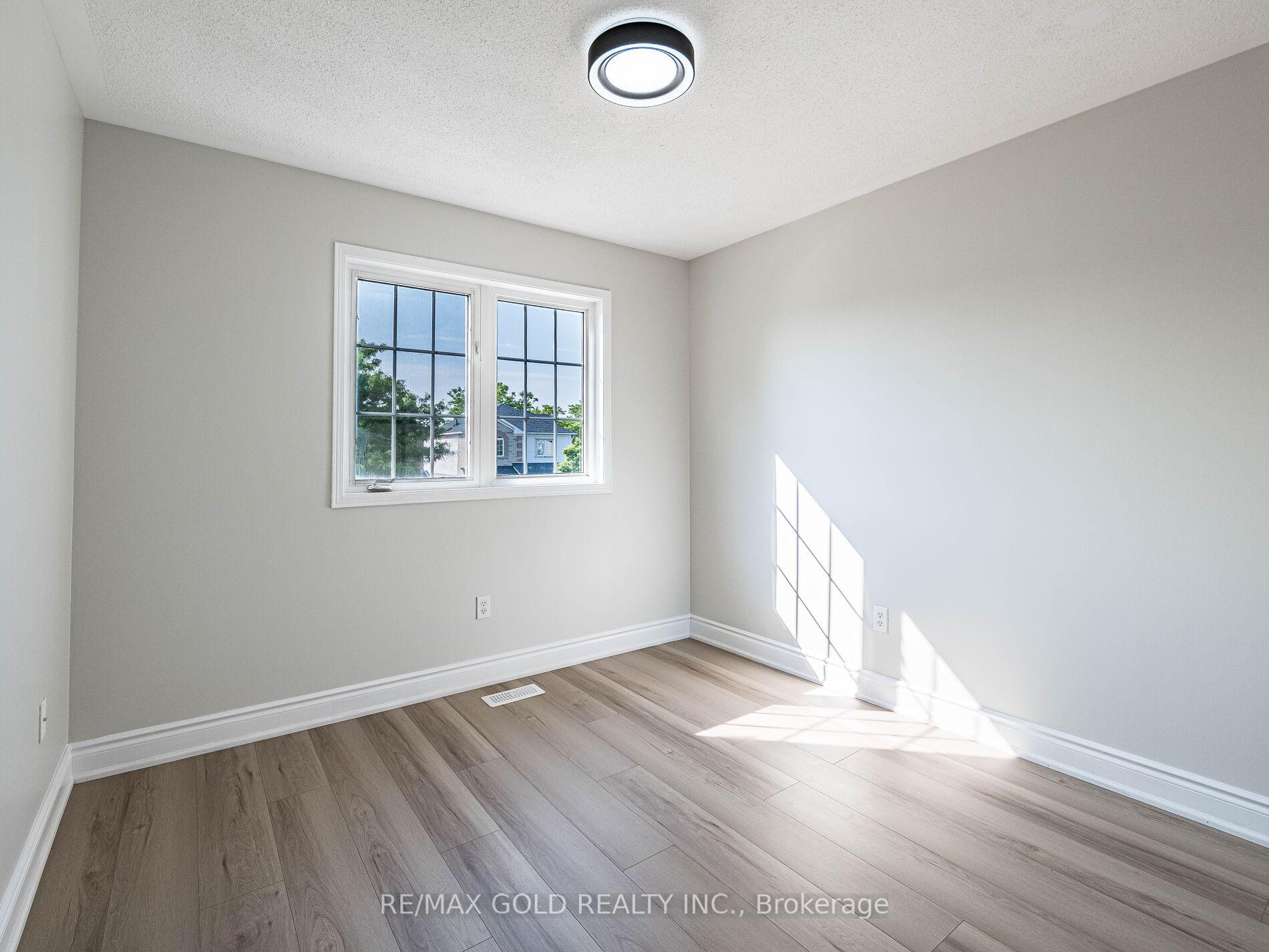 Photo 13 of 105 Woodhaven Drive, Brampton, Fletcher's Meadow — HOMEH