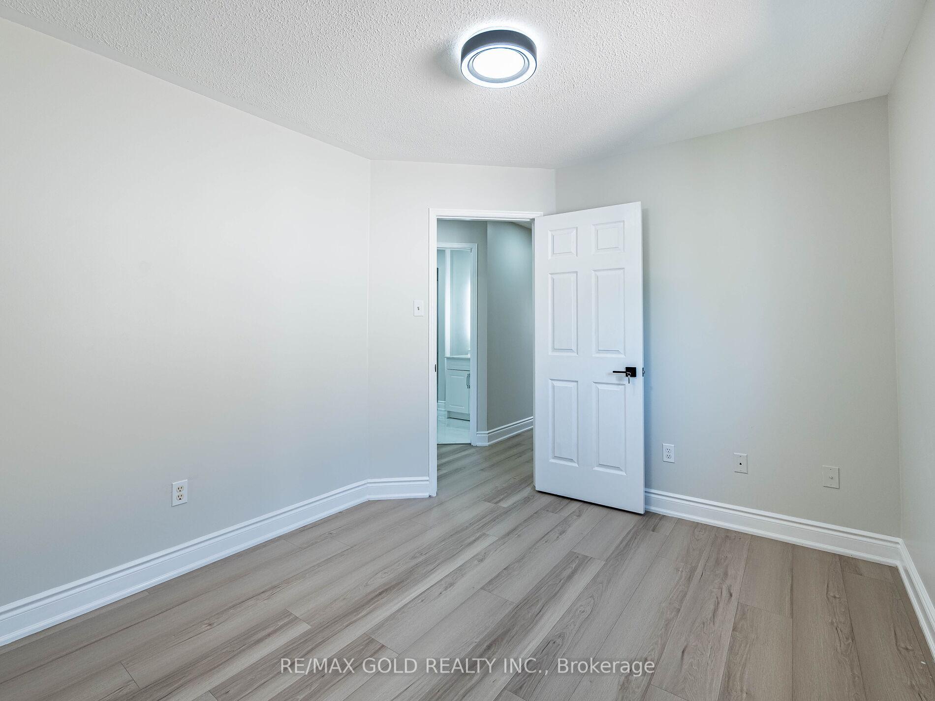 Photo 16 of 105 Woodhaven Drive, Brampton, Fletcher's Meadow — HOMEH