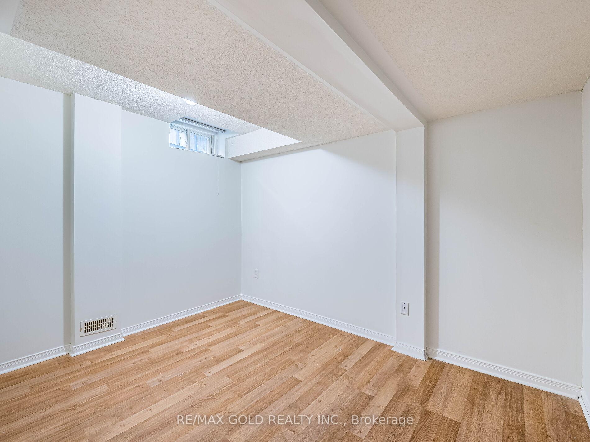 Photo 24 of 105 Woodhaven Drive, Brampton, Fletcher's Meadow — HOMEH