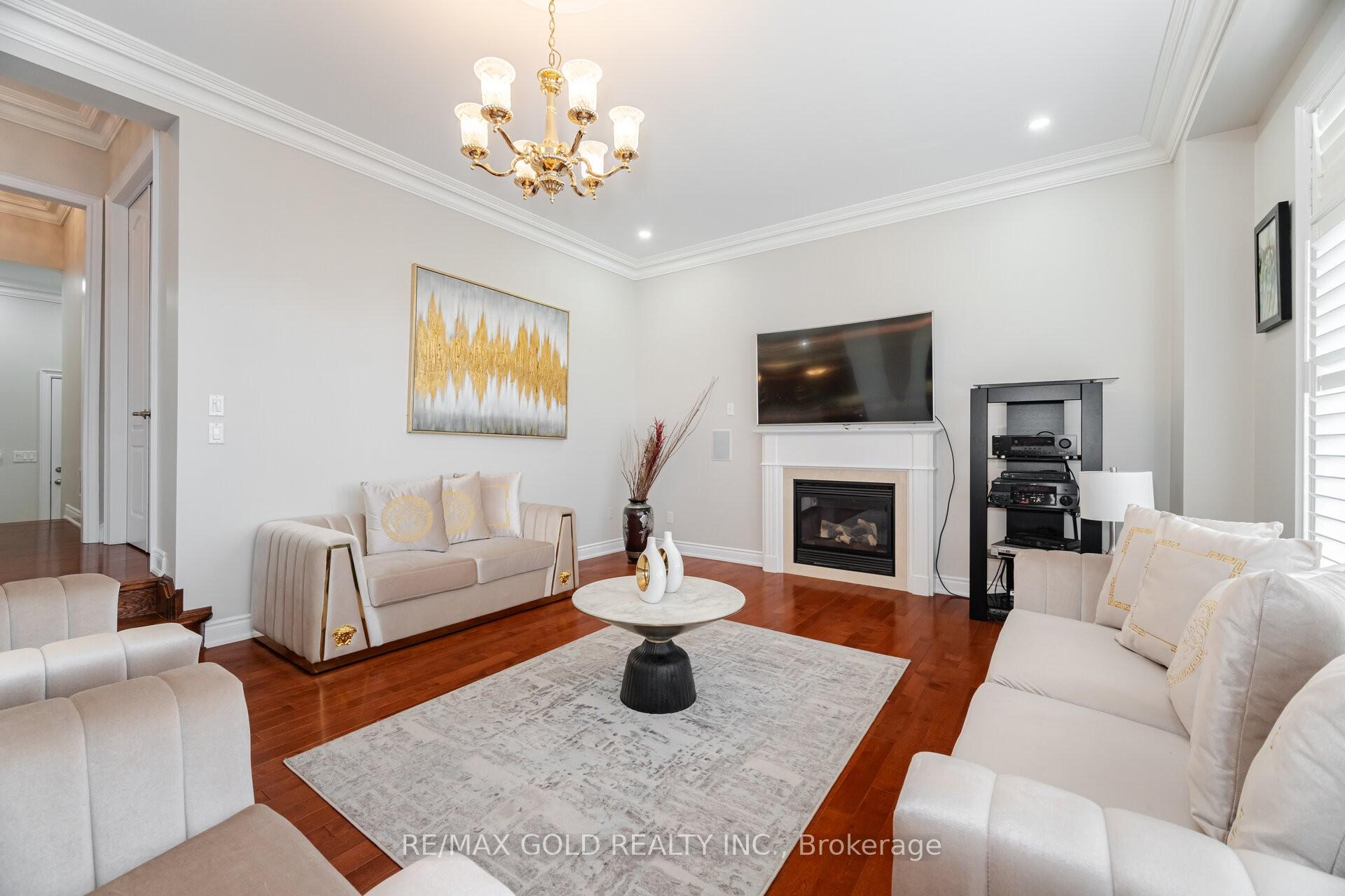 Photo 4 of 40 Vespahills Crescent, Brampton, Bram East — HOMEH