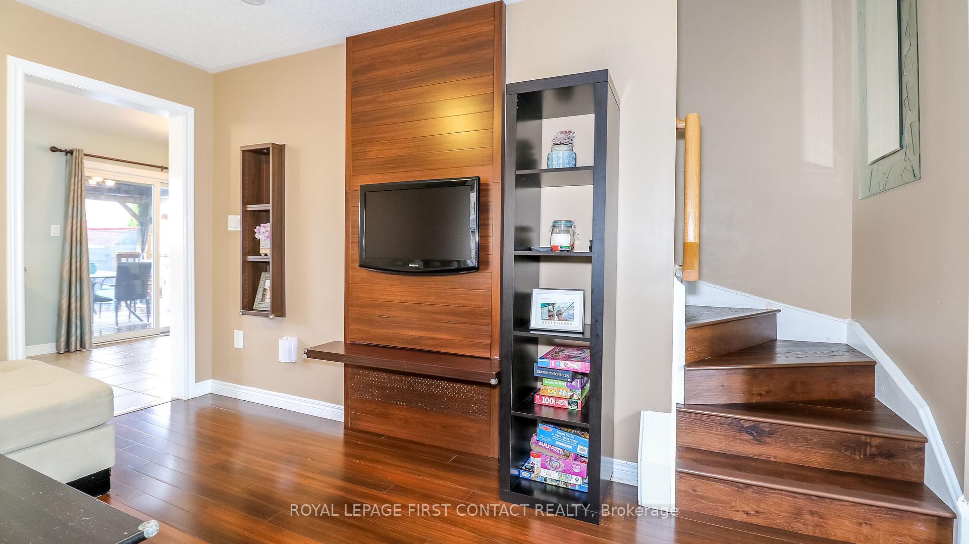 Photo 9 of 122 Thrushwood Drive, Barrie, 400 West — HOMEH