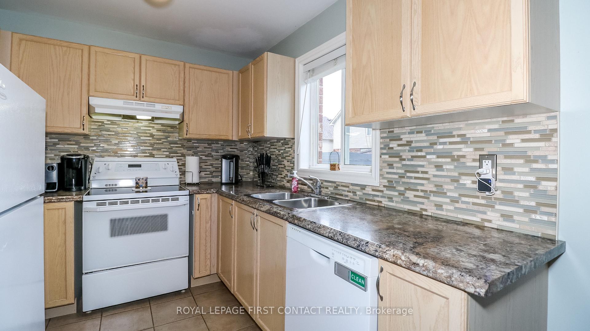 Photo 13 of 122 Thrushwood Drive, Barrie, 400 West — HOMEH
