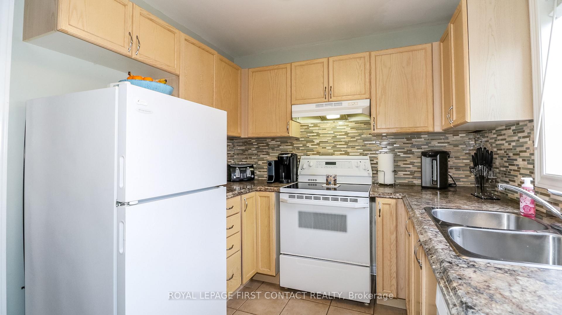 Photo 14 of 122 Thrushwood Drive, Barrie, 400 West — HOMEH
