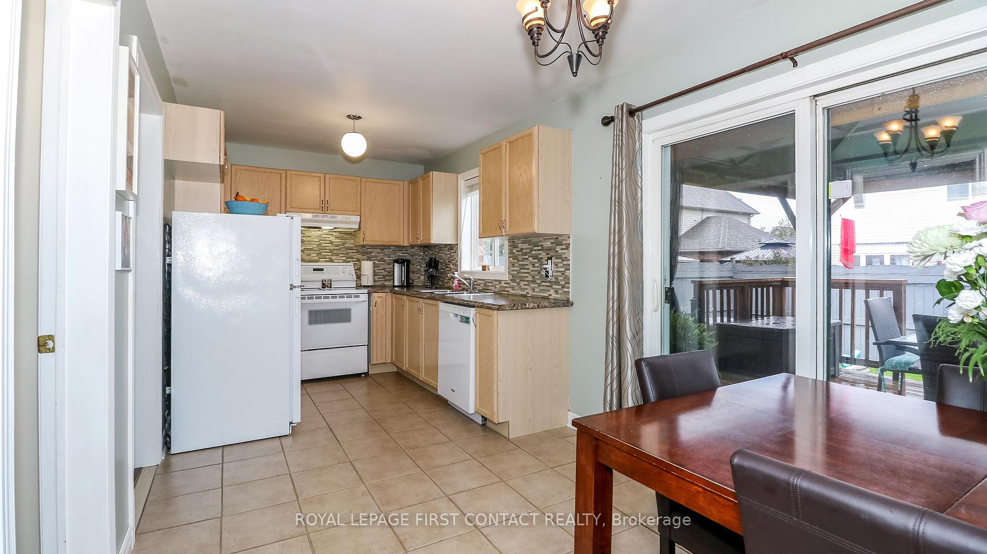 Photo 15 of 122 Thrushwood Drive, Barrie, 400 West — HOMEH