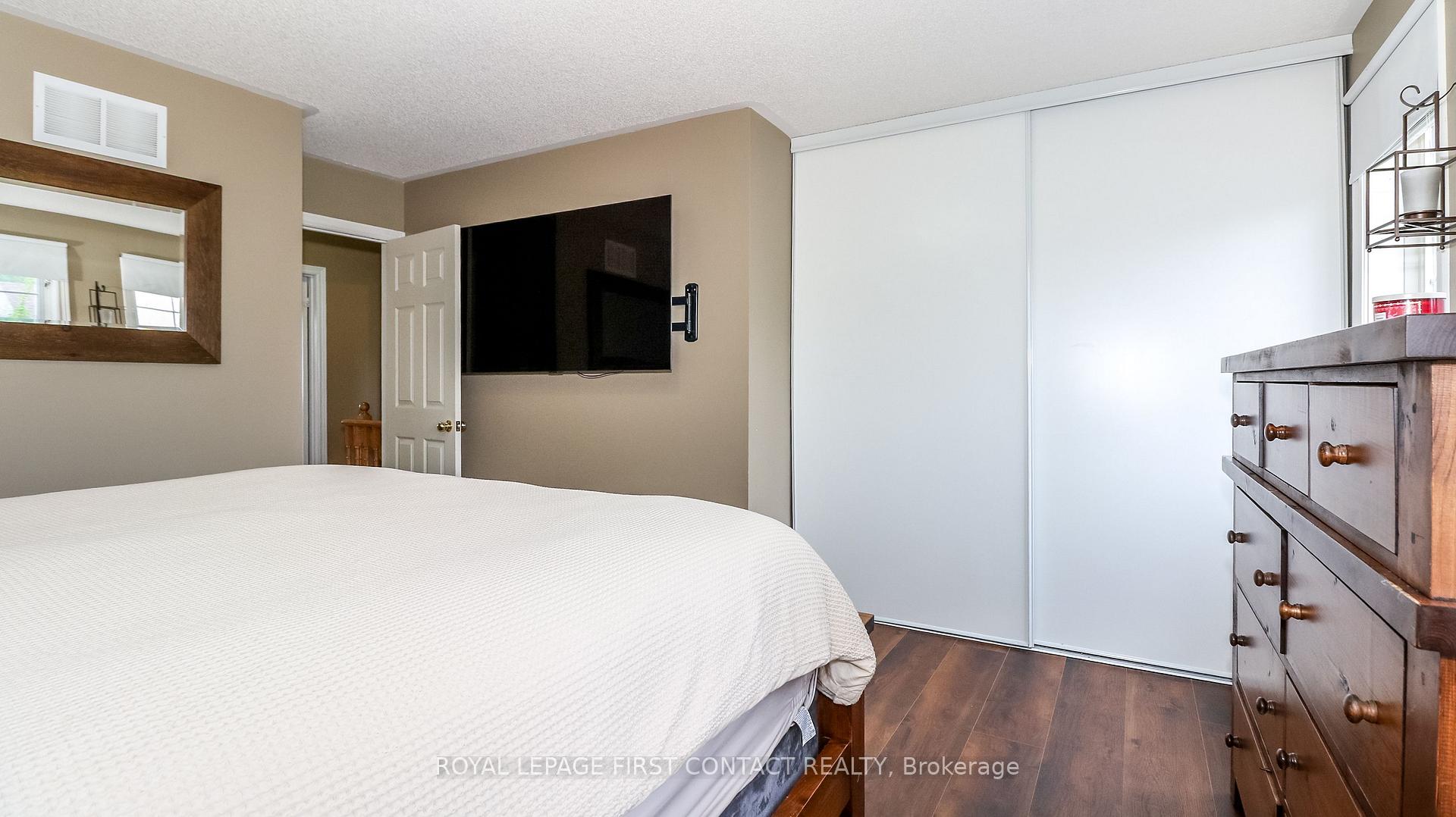 Photo 21 of 122 Thrushwood Drive, Barrie, 400 West — HOMEH