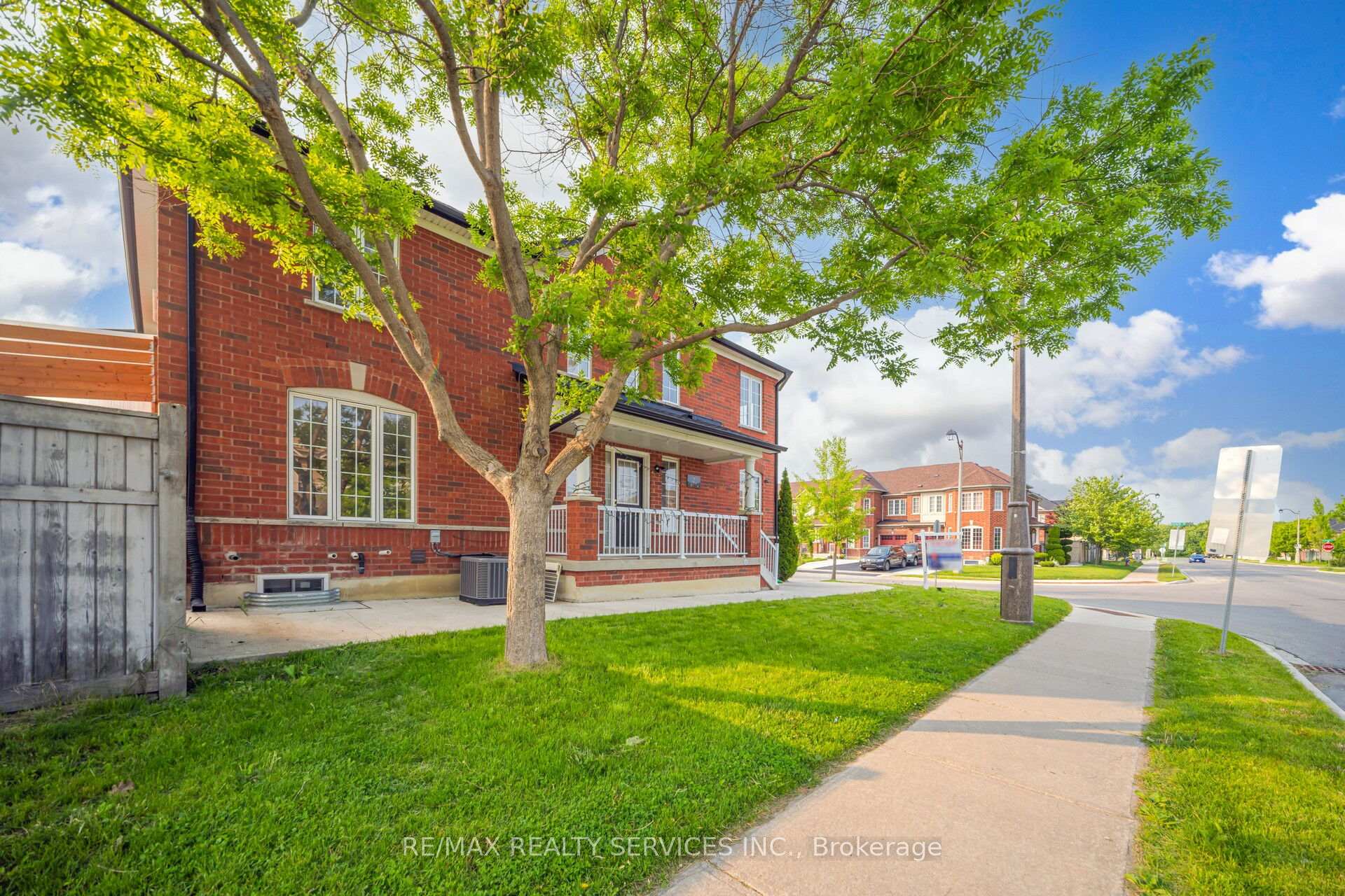 Photo 9 of 2 Iceberg Trail, Brampton, Sandringham-Wellington — HOMEH
