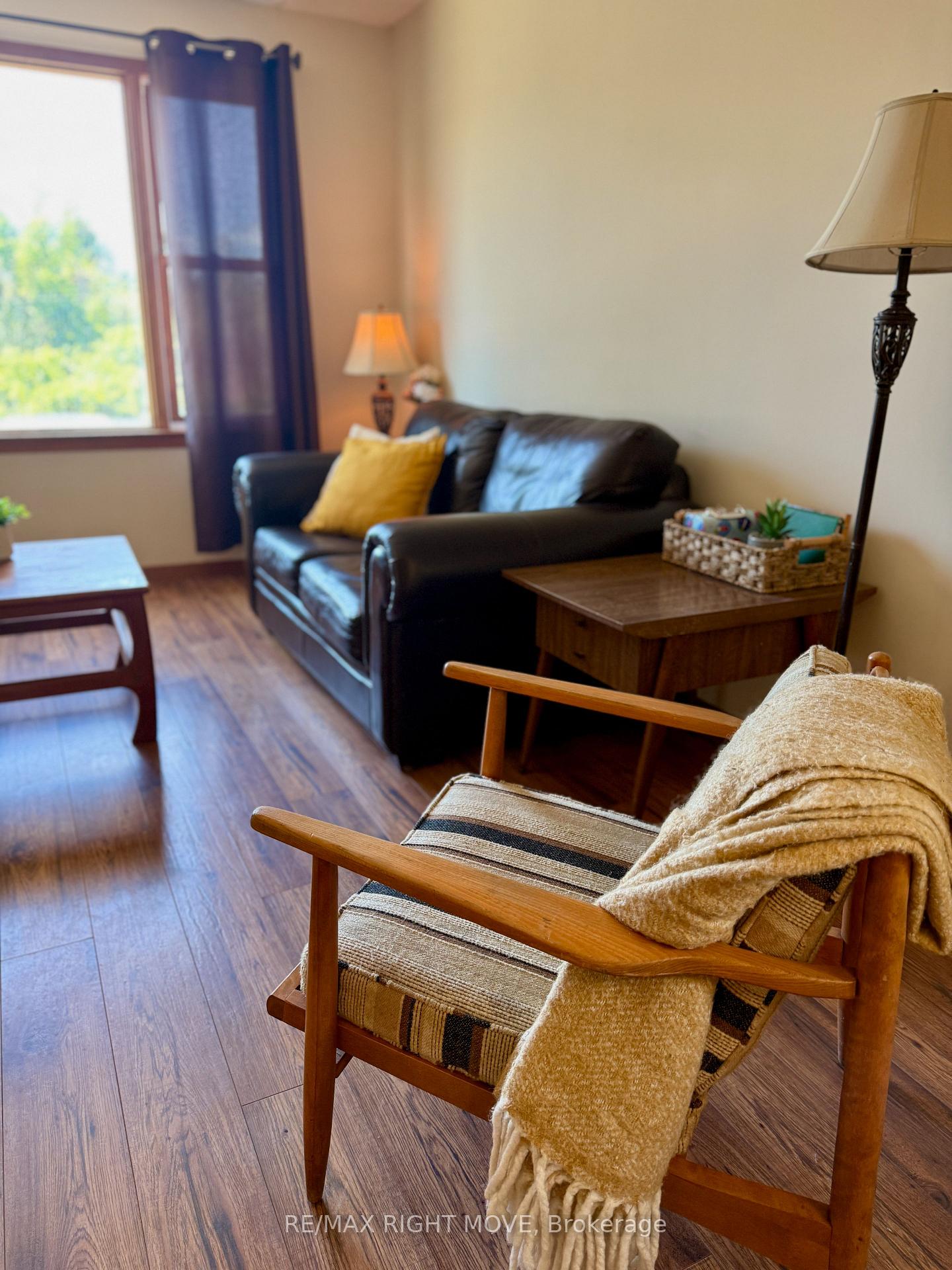 Photo 2 of 449 May Street, Brock, Beaverton — HOMEH