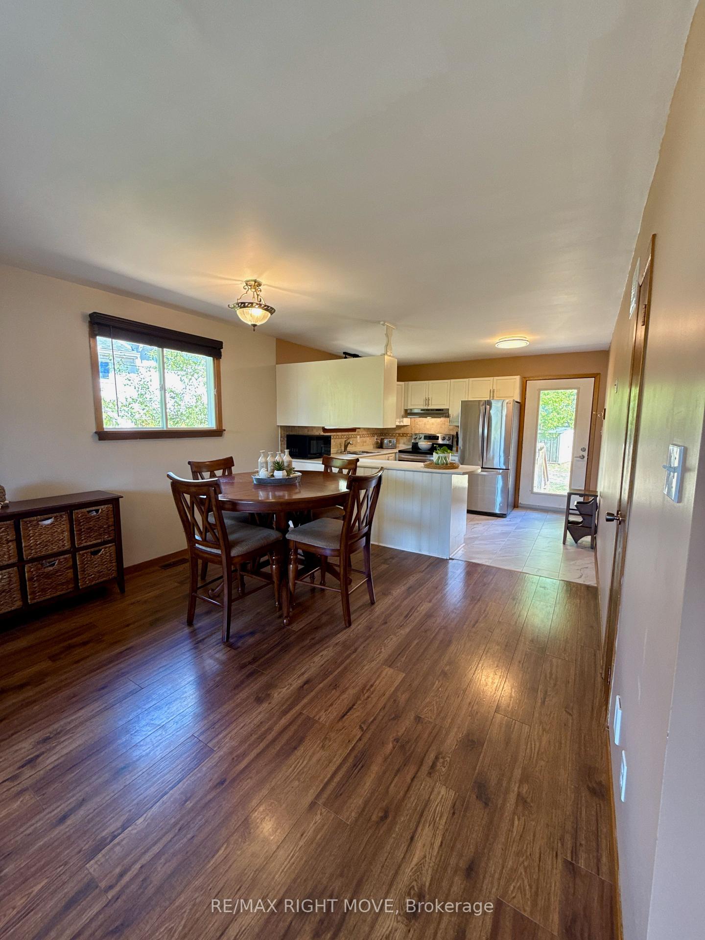 Photo 4 of 449 May Street, Brock, Beaverton — HOMEH