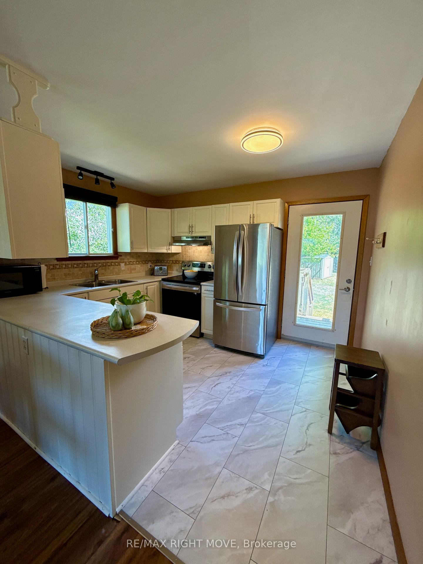 Photo 6 of 449 May Street, Brock, Beaverton — HOMEH