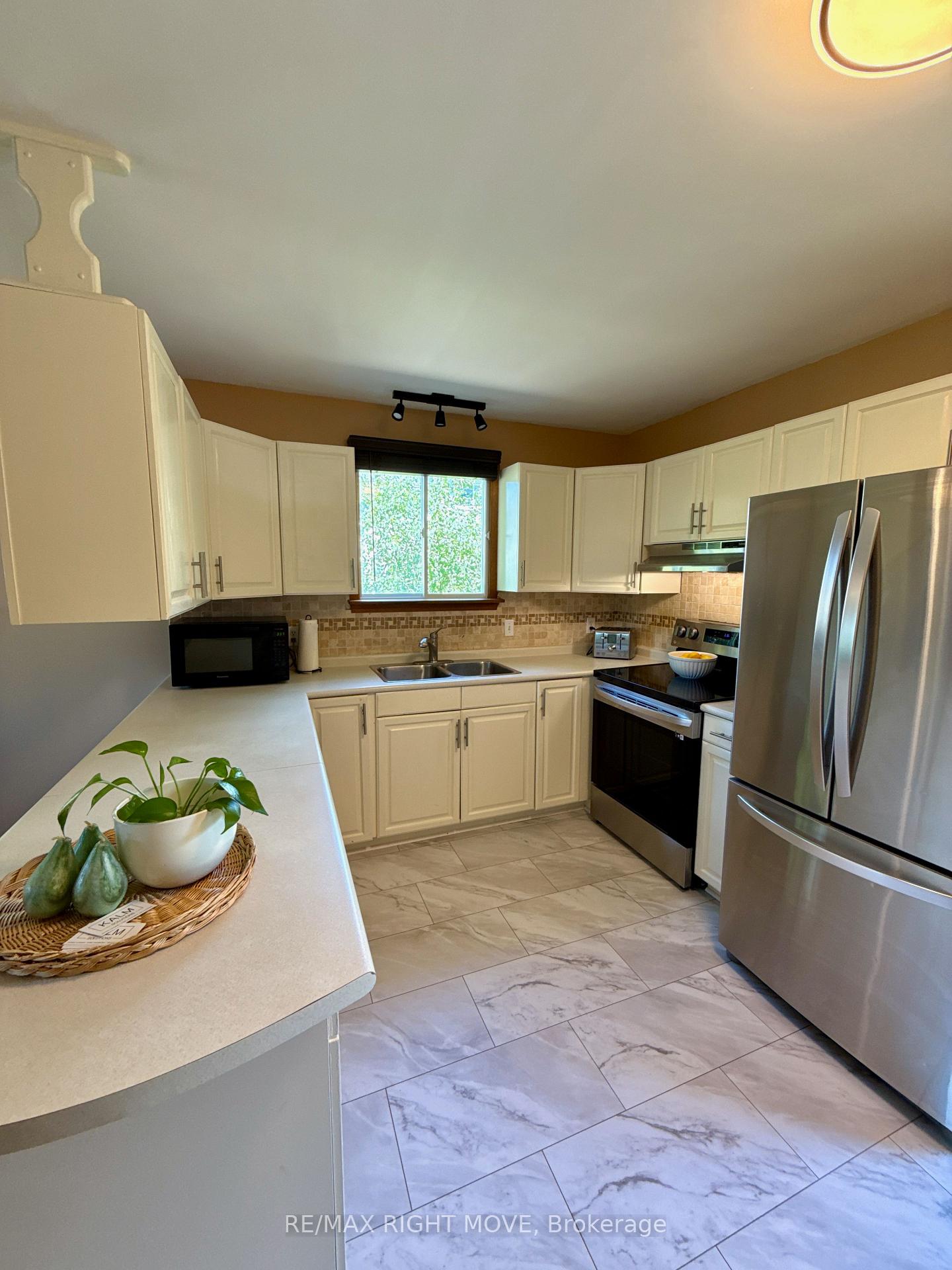 Photo 7 of 449 May Street, Brock, Beaverton — HOMEH