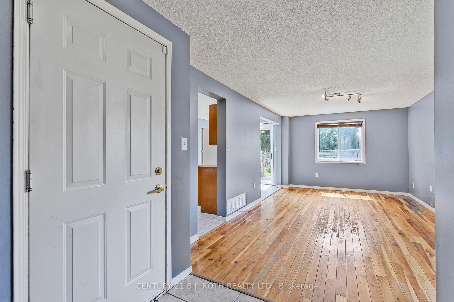 Photo 5 of 23 Clute Crescent, Barrie, Holly — HOMEH