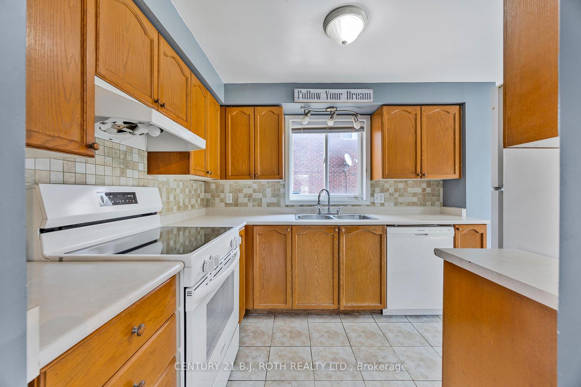 Photo 7 of 23 Clute Crescent, Barrie, Holly — HOMEH