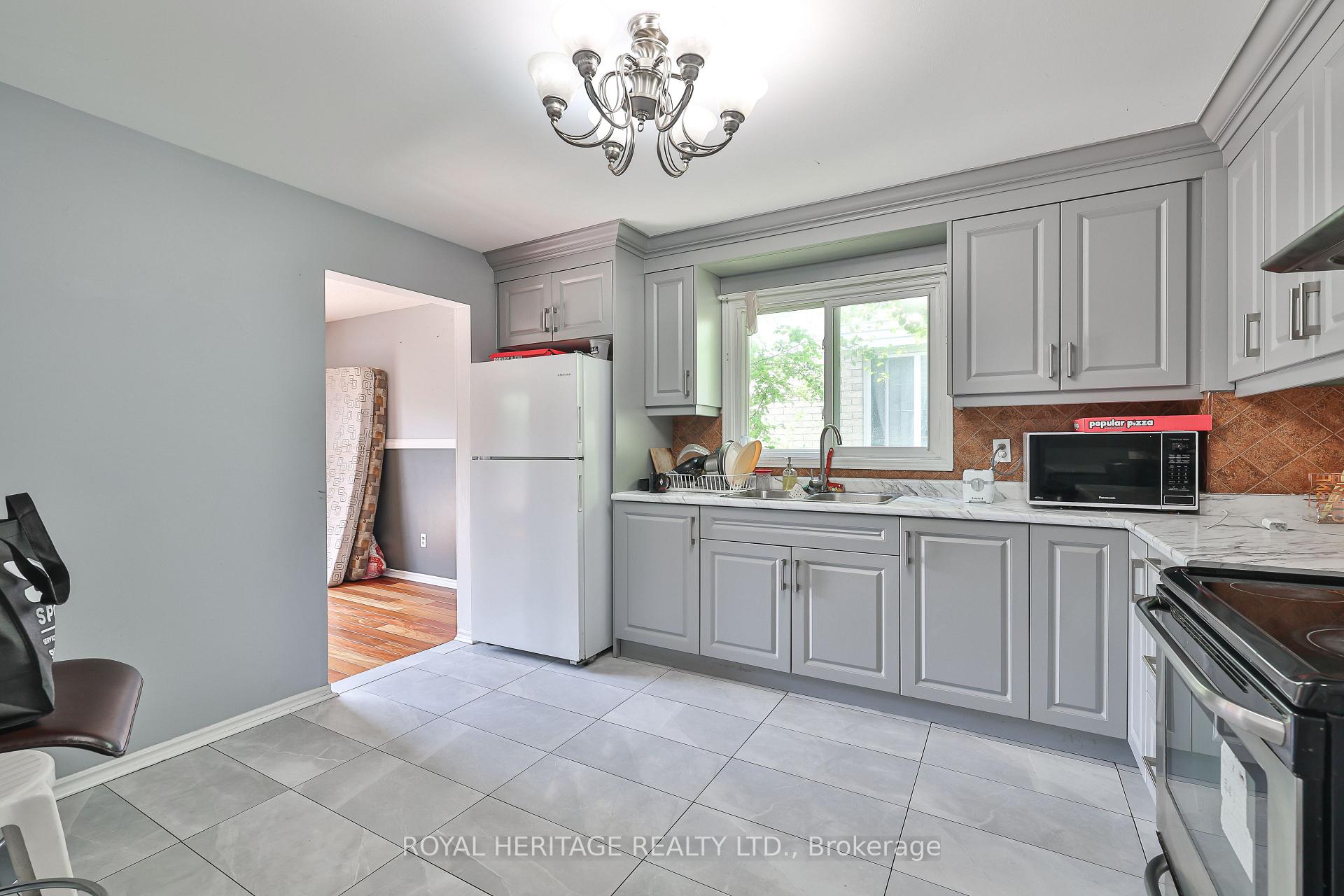 Photo 4 of 28 Nanport Street, Brampton, Westgate — HOMEH