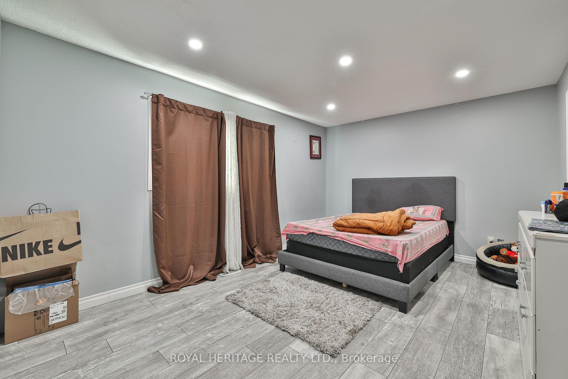 Photo 10 of 28 Nanport Street, Brampton, Westgate — HOMEH