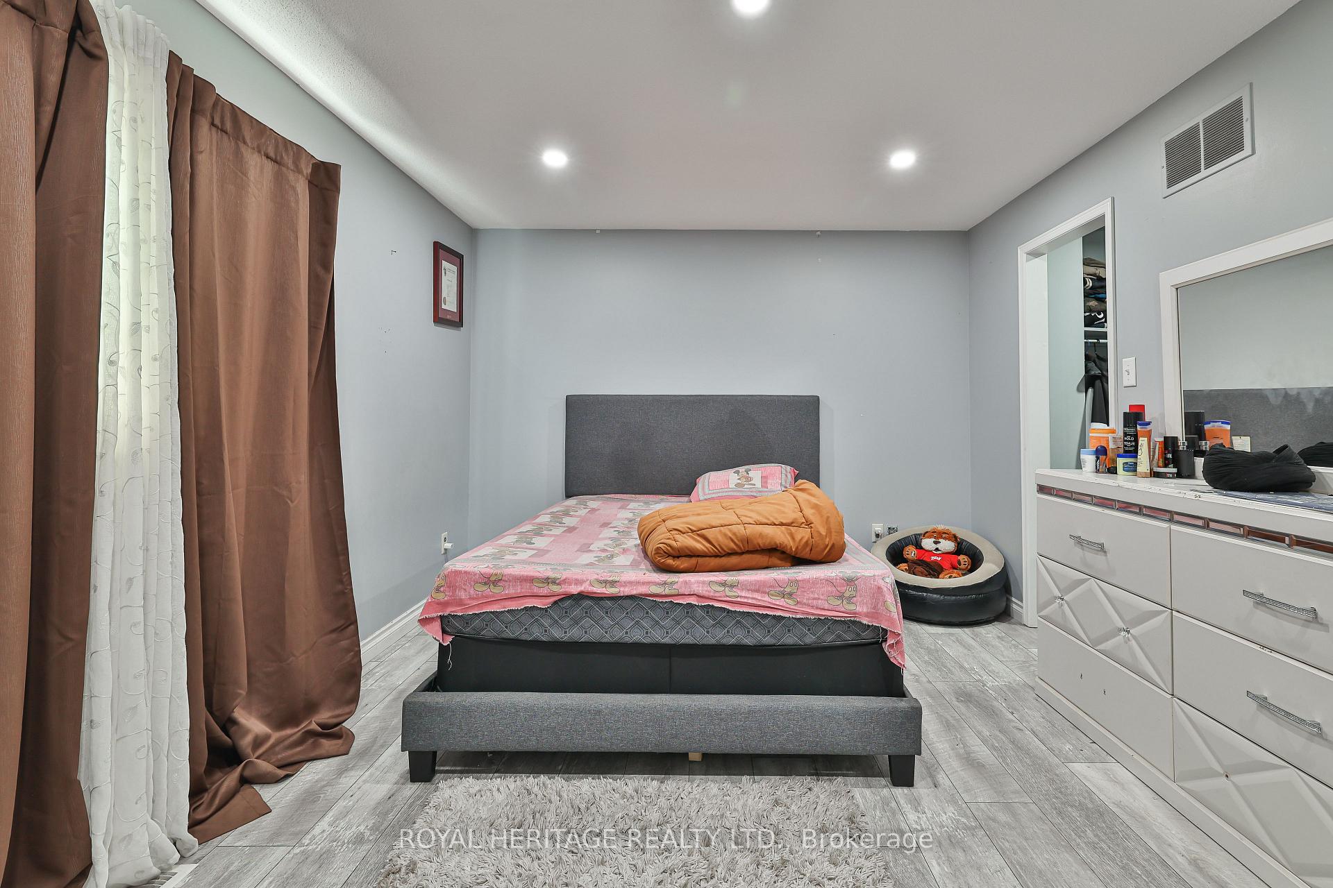 Photo 12 of 28 Nanport Street, Brampton, Westgate — HOMEH