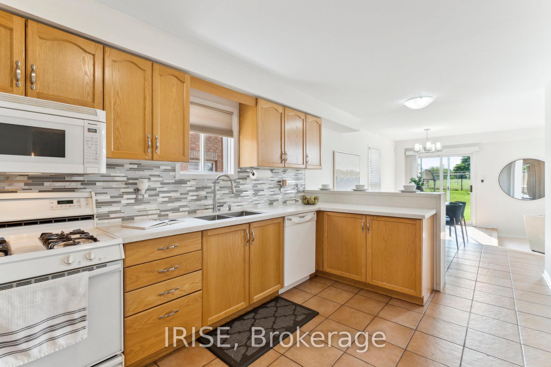 Photo 13 of 40 Baccarat Crescent, Brampton, Snelgrove — HOMEH