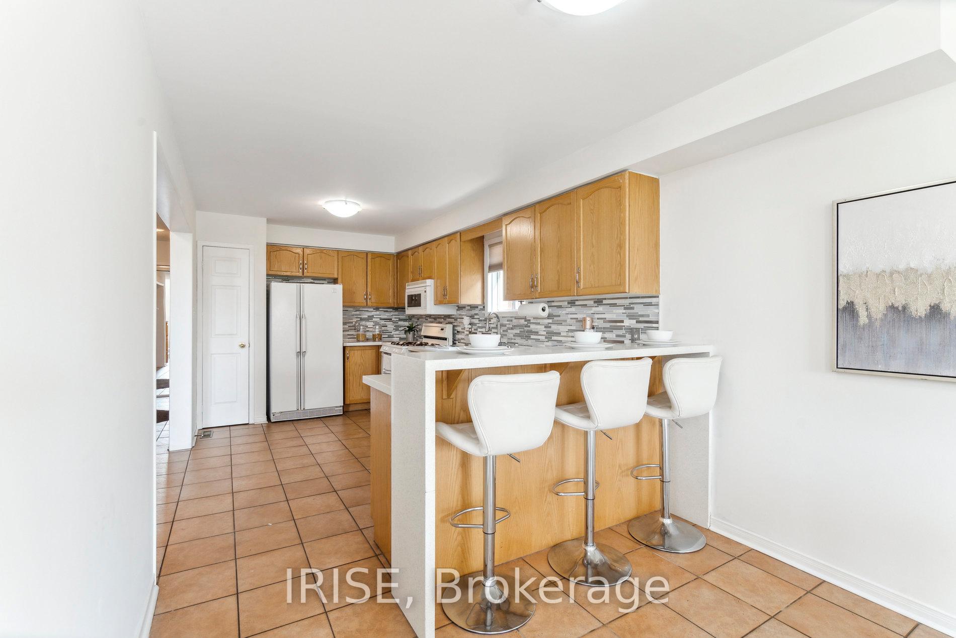 Photo 9 of 40 Baccarat Crescent, Brampton, Snelgrove — HOMEH