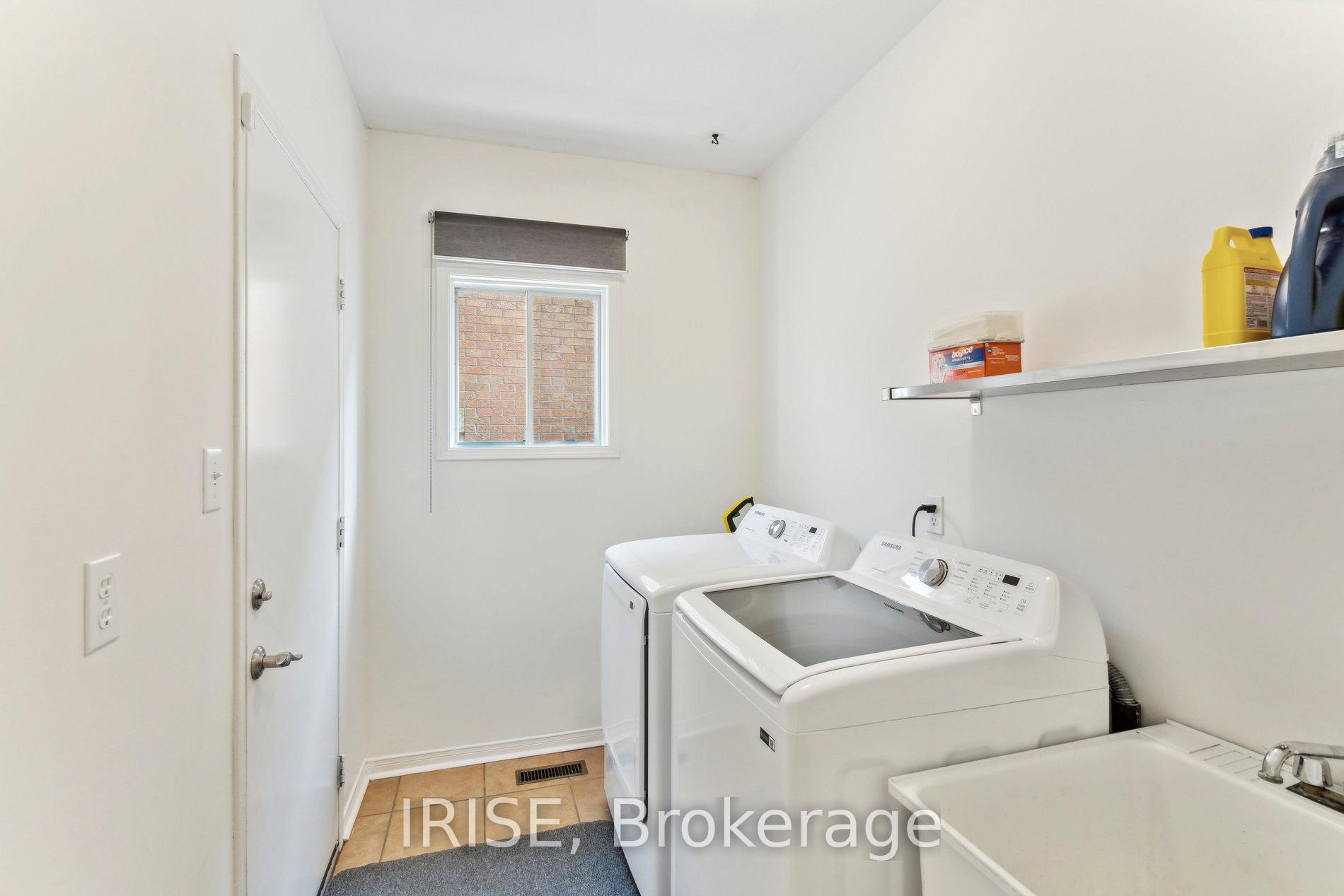 Photo 4 of 40 Baccarat Crescent, Brampton, Snelgrove — HOMEH