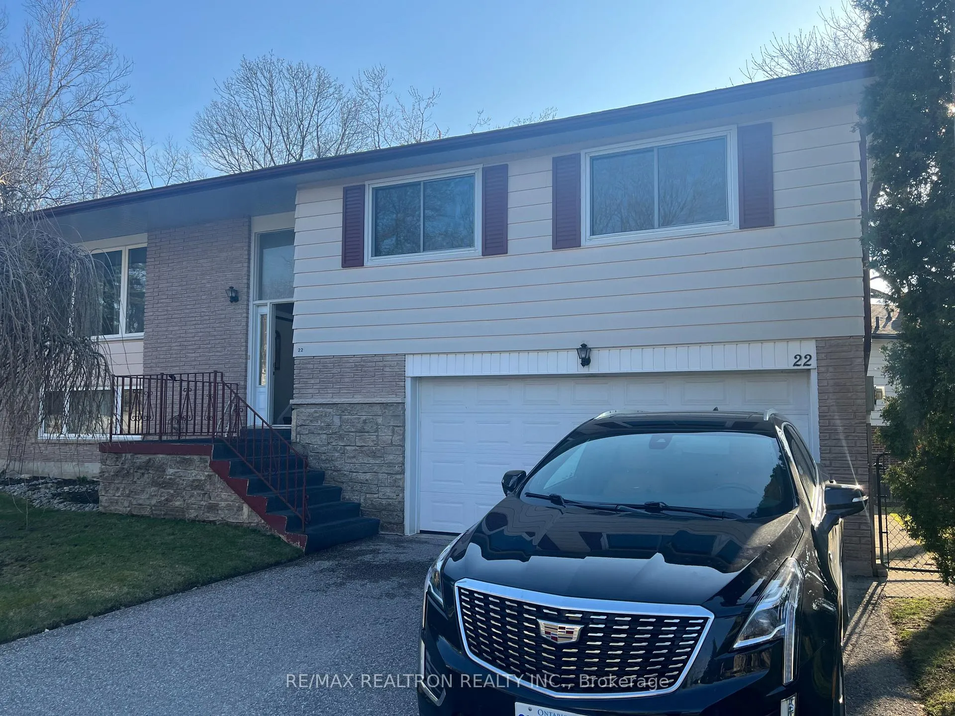Photo 2 of 22 Jane Crescent, Barrie, Allandale Heights — HOMEH