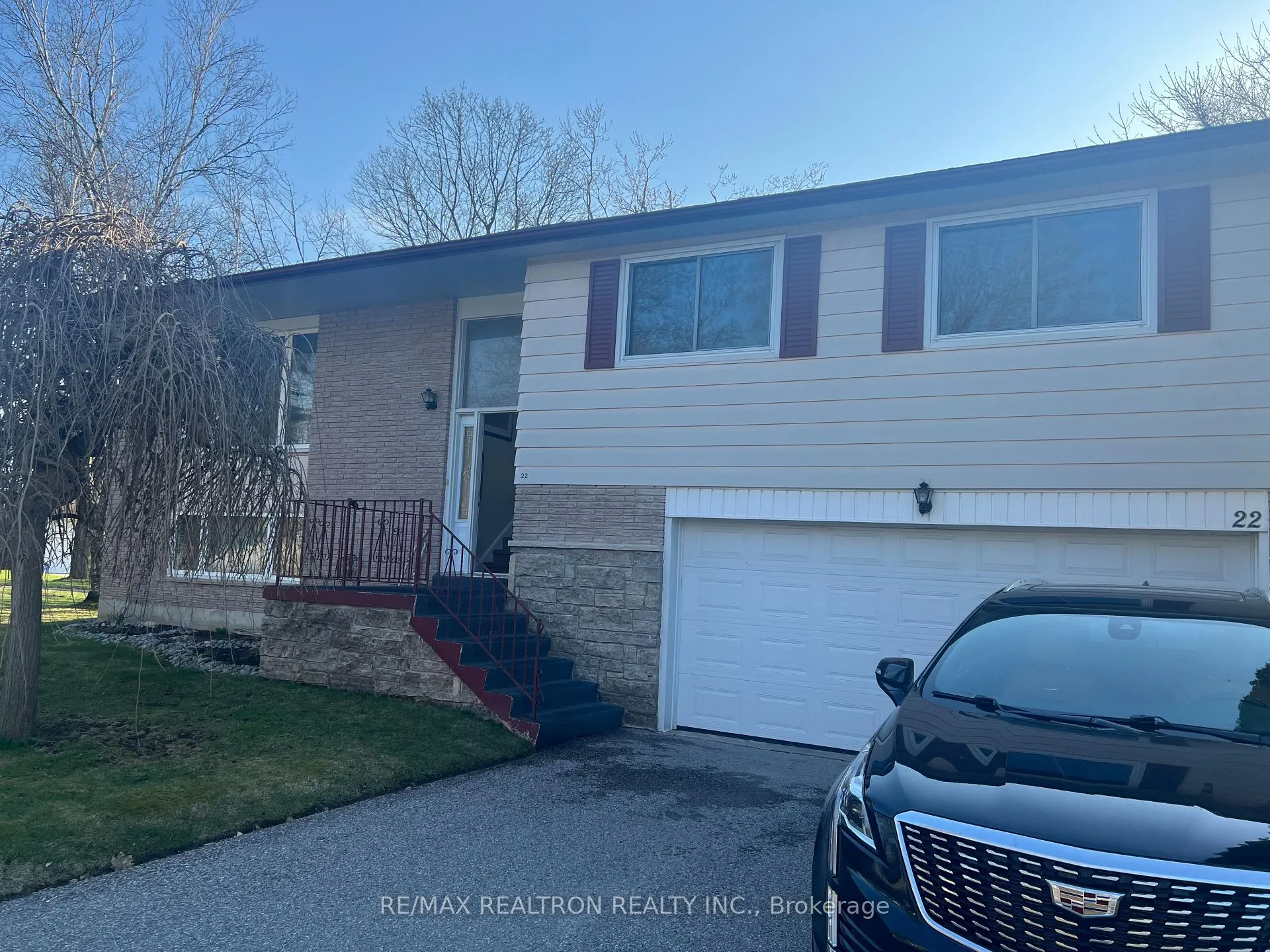 Photo 3 of 22 Jane Crescent, Barrie, Allandale Heights — HOMEH