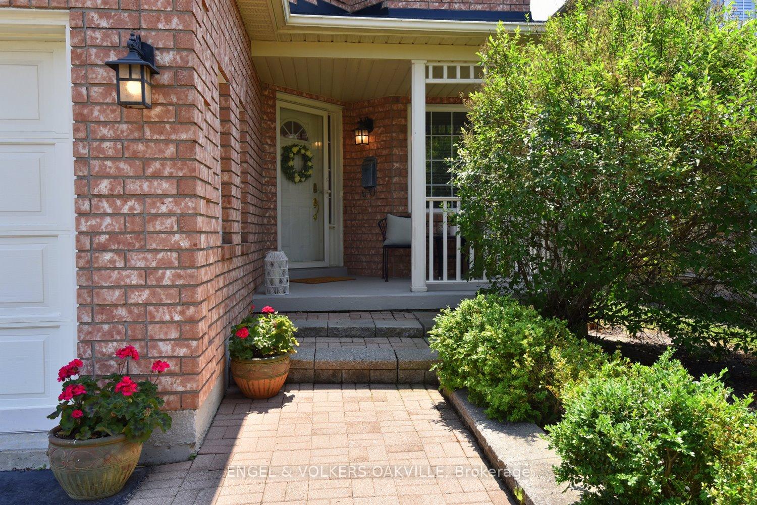 Photo 2 of 28 Waterwheel Crescent, Hamilton, Waterdown — HOMEH