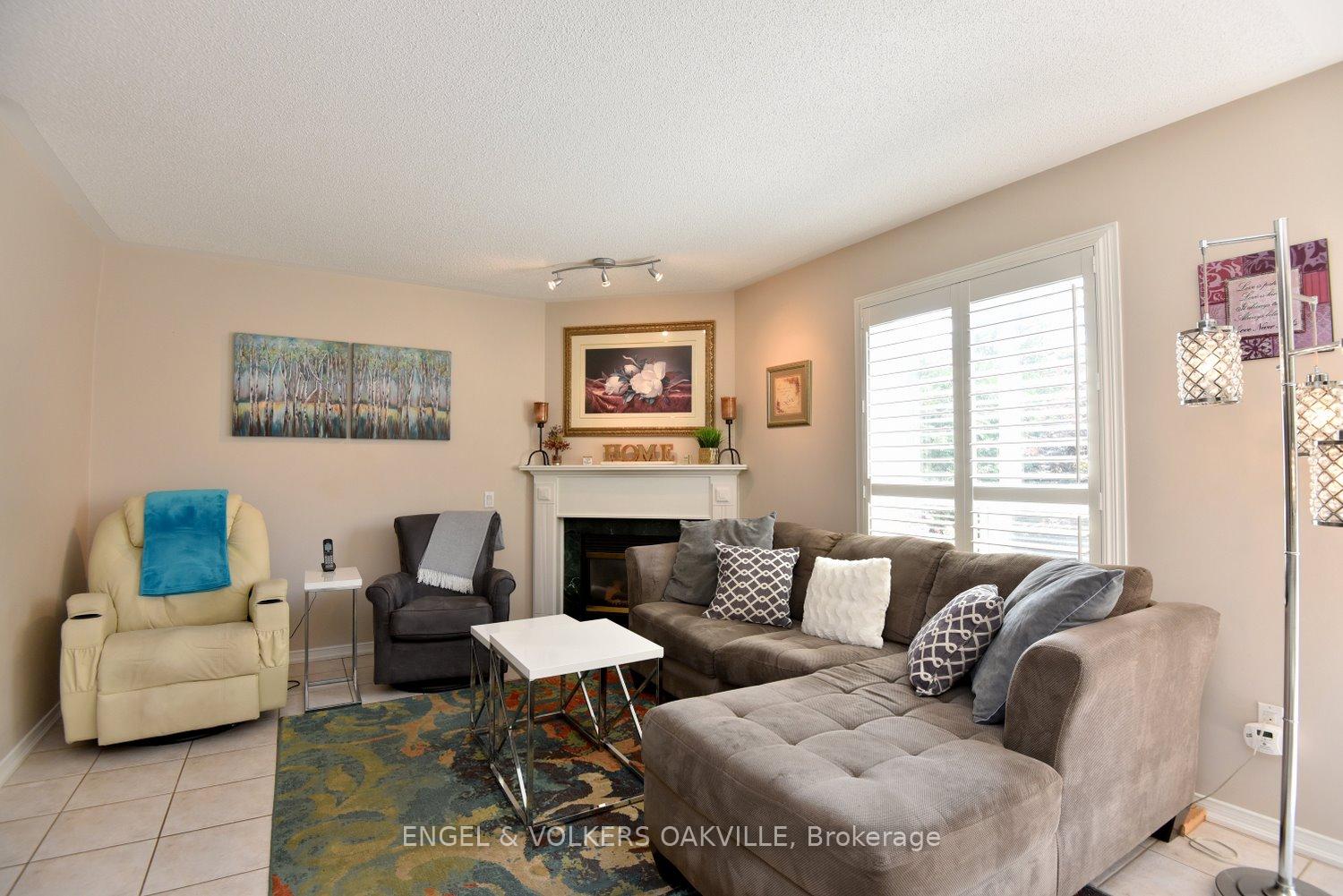 Photo 8 of 28 Waterwheel Crescent, Hamilton, Waterdown — HOMEH