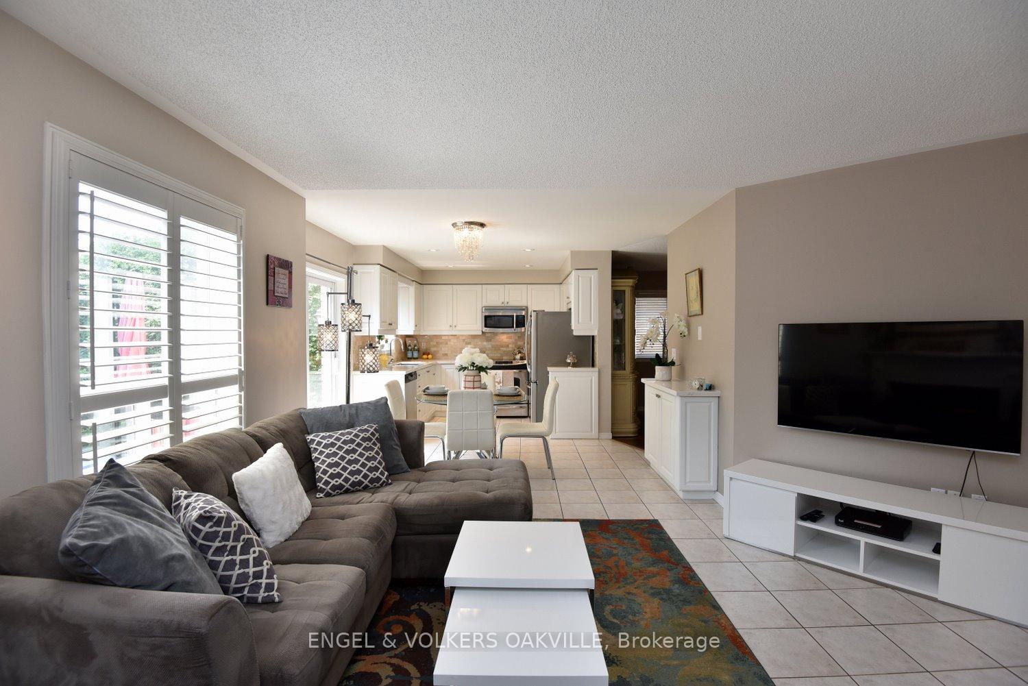 Photo 9 of 28 Waterwheel Crescent, Hamilton, Waterdown — HOMEH