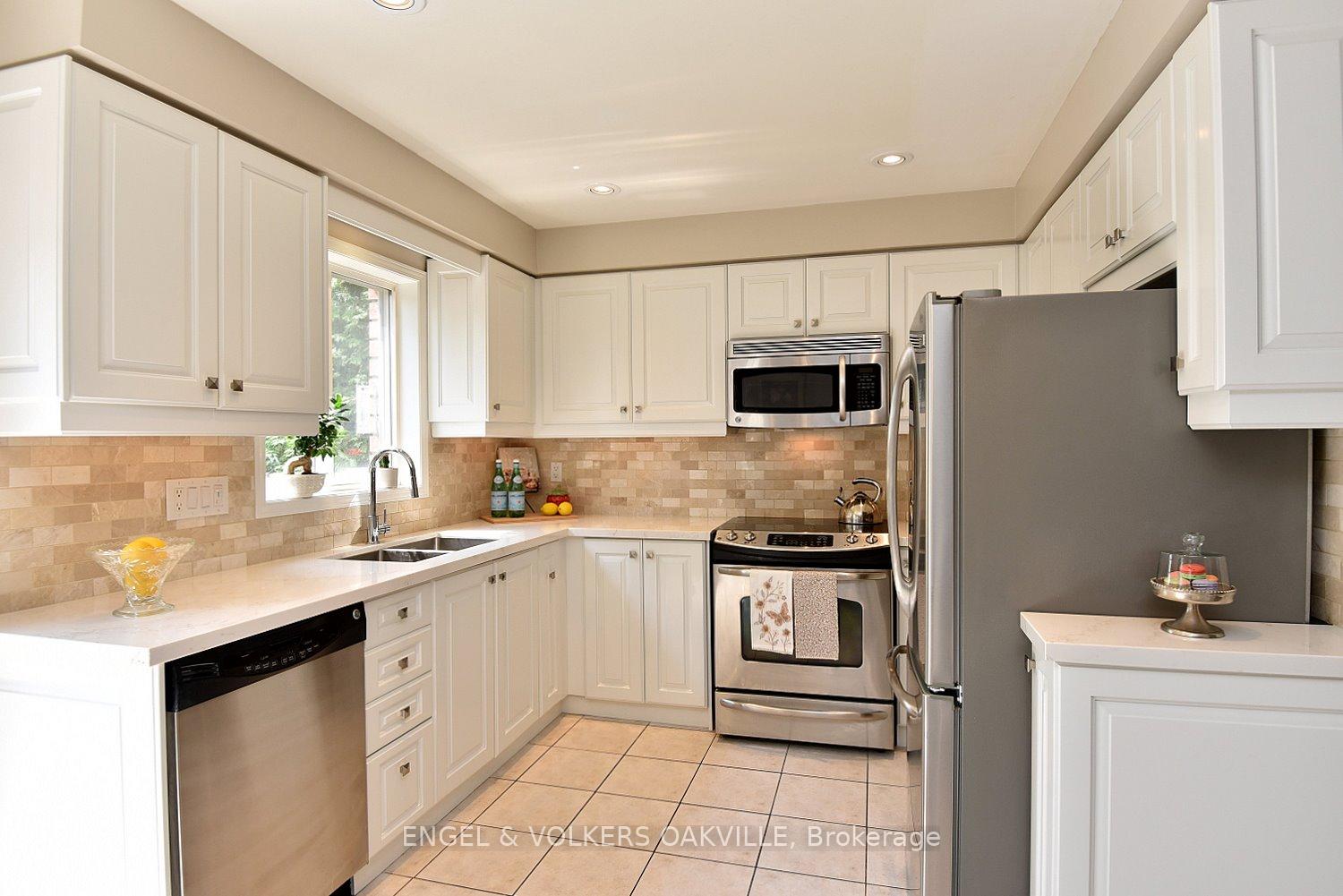 Photo 10 of 28 Waterwheel Crescent, Hamilton, Waterdown — HOMEH