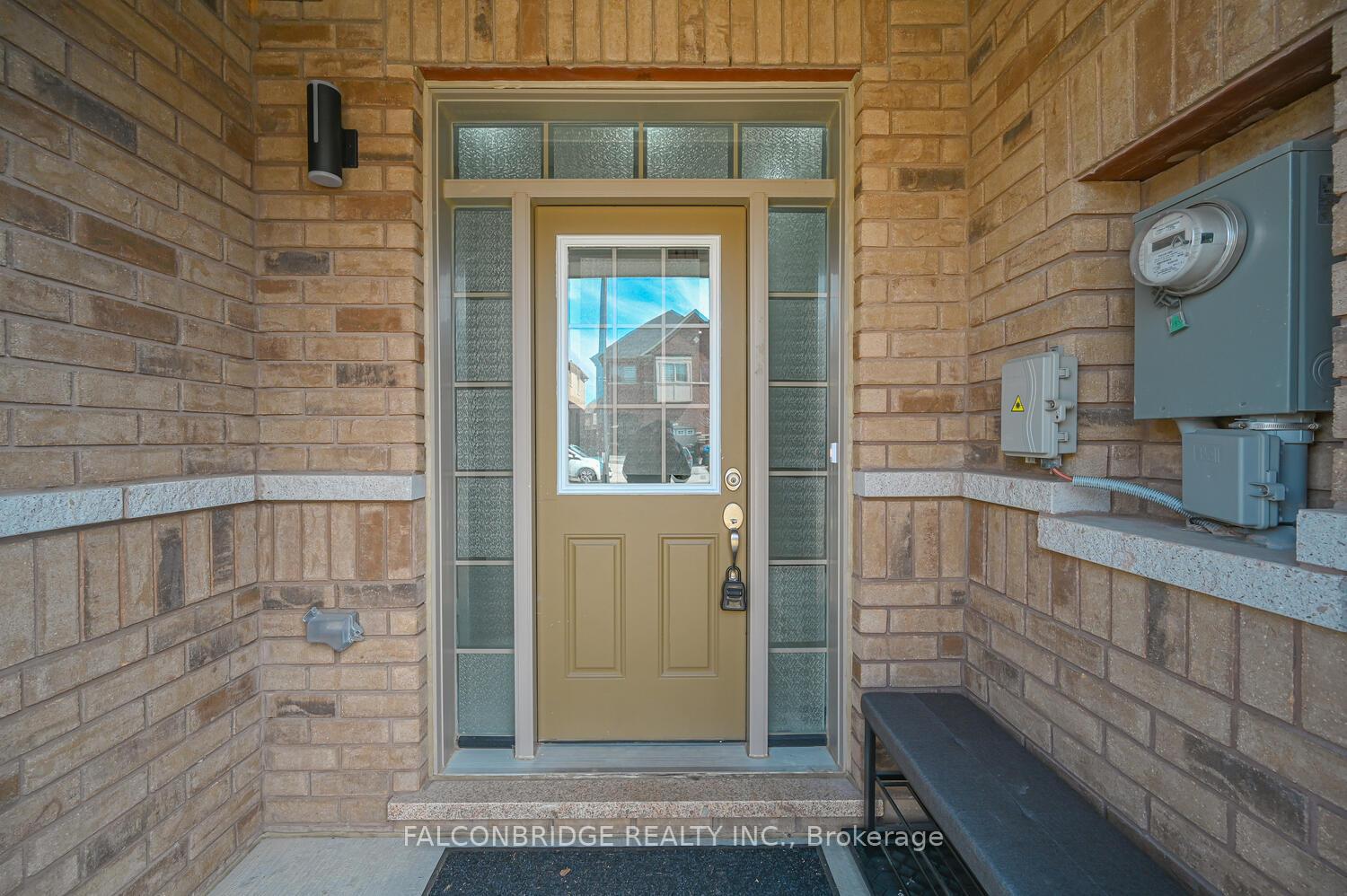 Photo 3 of 28 Davenfield Circle, Brampton, Bram East — HOMEH
