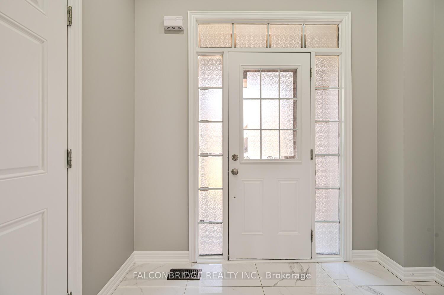 Photo 4 of 28 Davenfield Circle, Brampton, Bram East — HOMEH