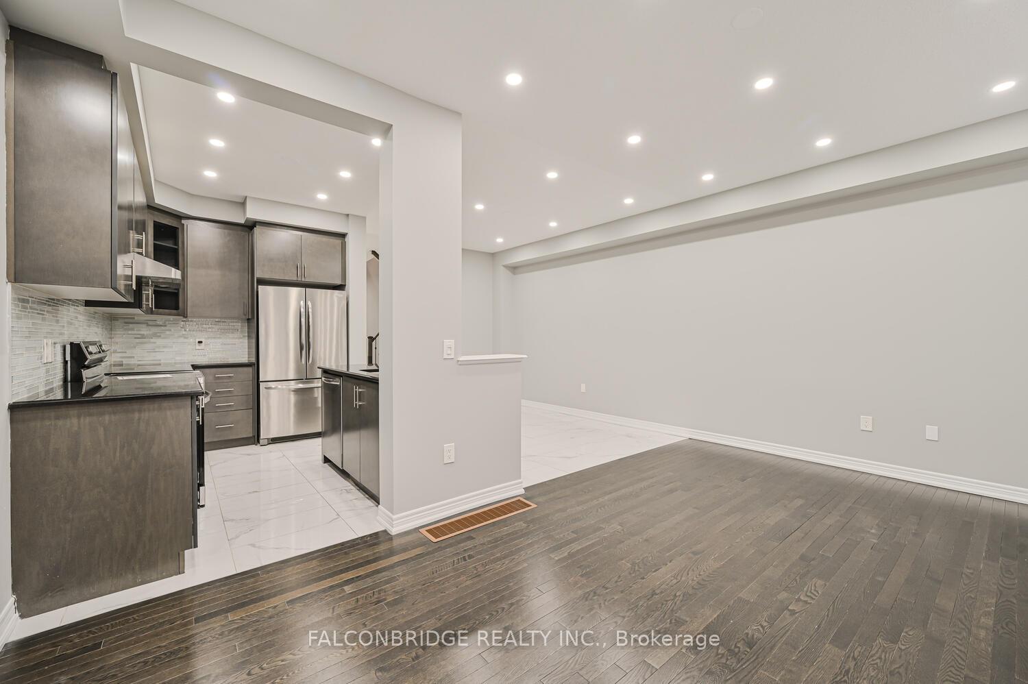 Photo 10 of 28 Davenfield Circle, Brampton, Bram East — HOMEH