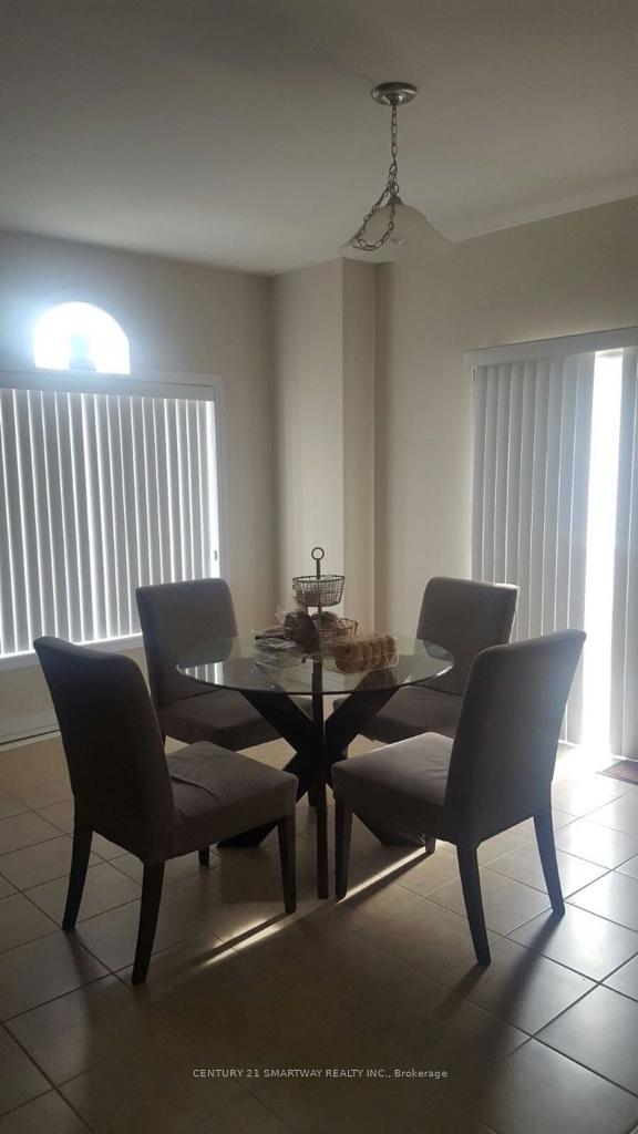 Photo 7 of 32 Monkton Circle, Brampton, Credit Valley — HOMEH