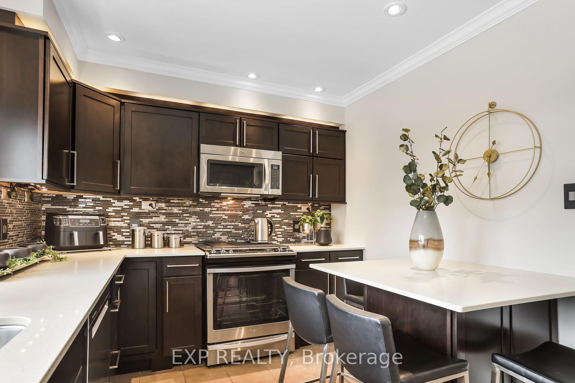 Photo 3 of 8 Warwick Road, Hamilton, Stoney Creek — HOMEH