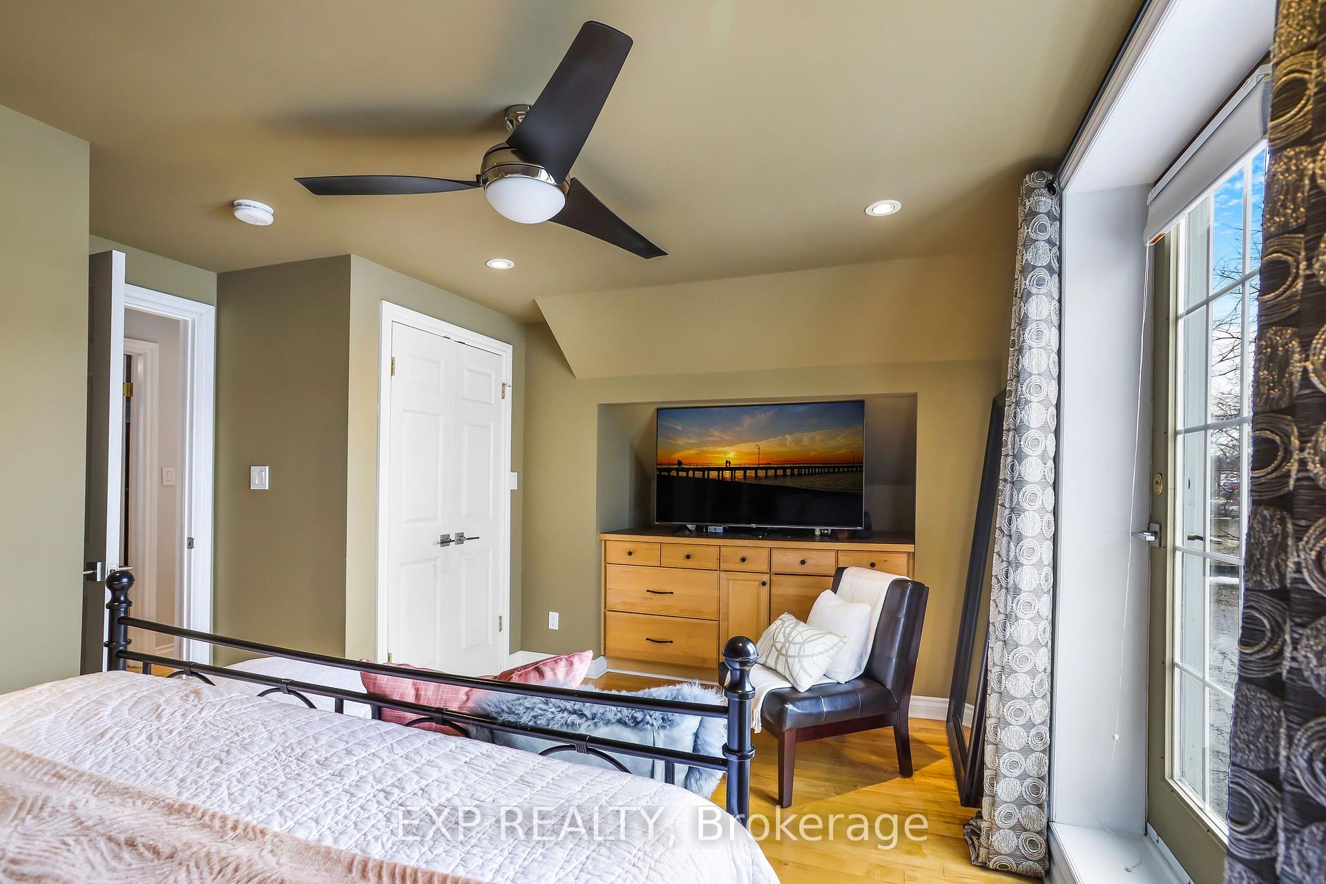 Photo 16 of 8 Warwick Road, Hamilton, Stoney Creek — HOMEH