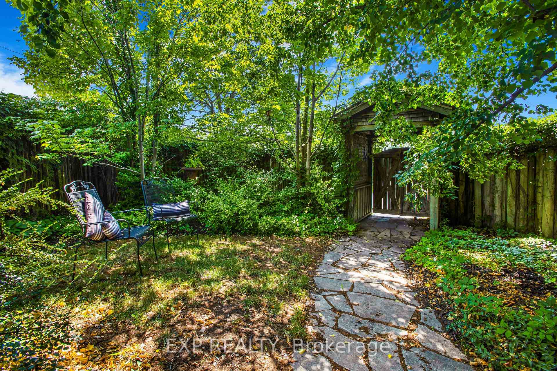 Photo 37 of 8 Warwick Road, Hamilton, Stoney Creek — HOMEH