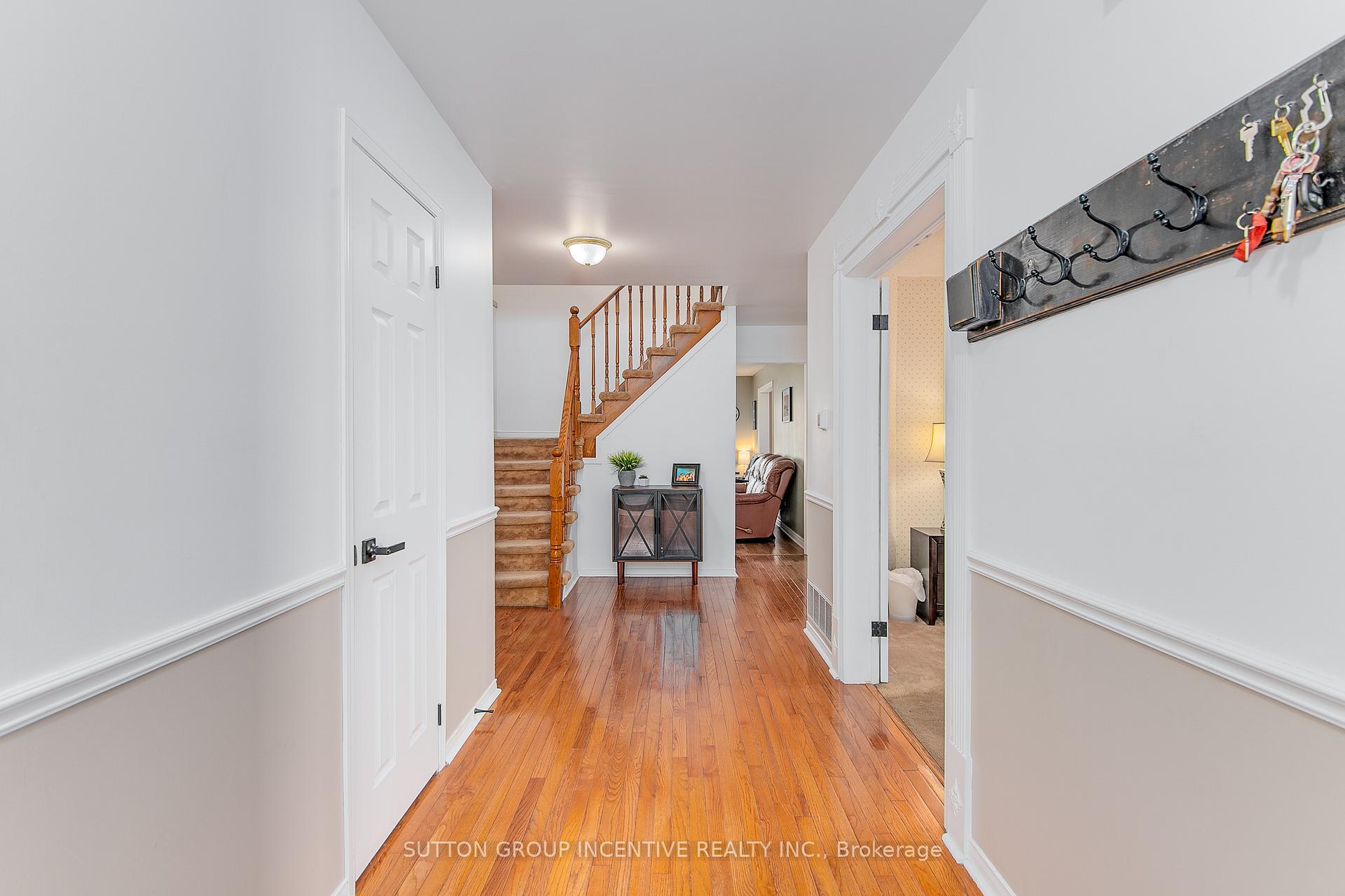 Photo 4 of 304 Hickling Trail, Barrie, Grove East — HOMEH