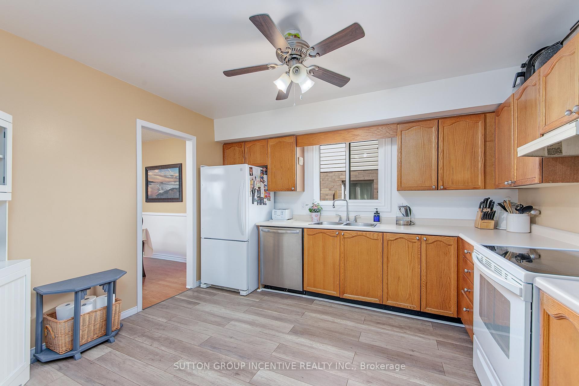 Photo 5 of 304 Hickling Trail, Barrie, Grove East — HOMEH