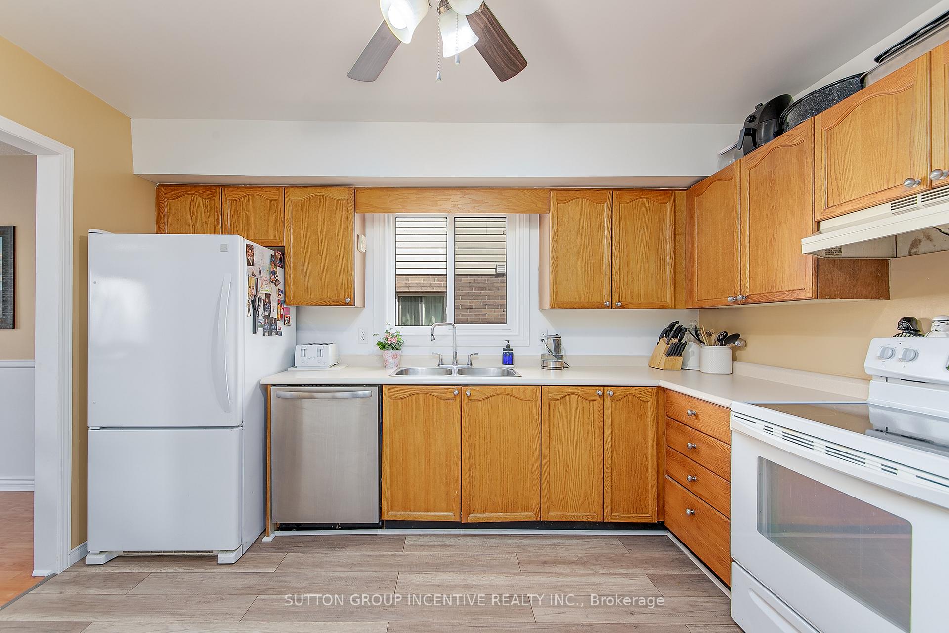 Photo 6 of 304 Hickling Trail, Barrie, Grove East — HOMEH