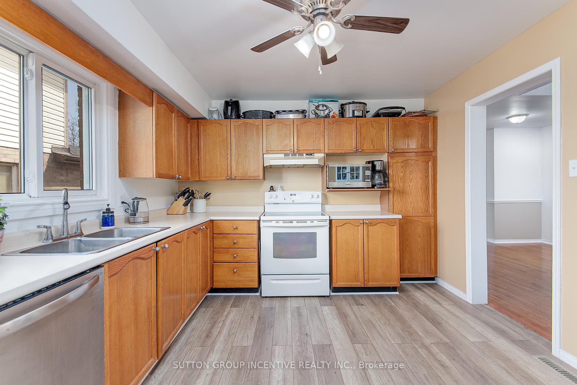Photo 7 of 304 Hickling Trail, Barrie, Grove East — HOMEH
